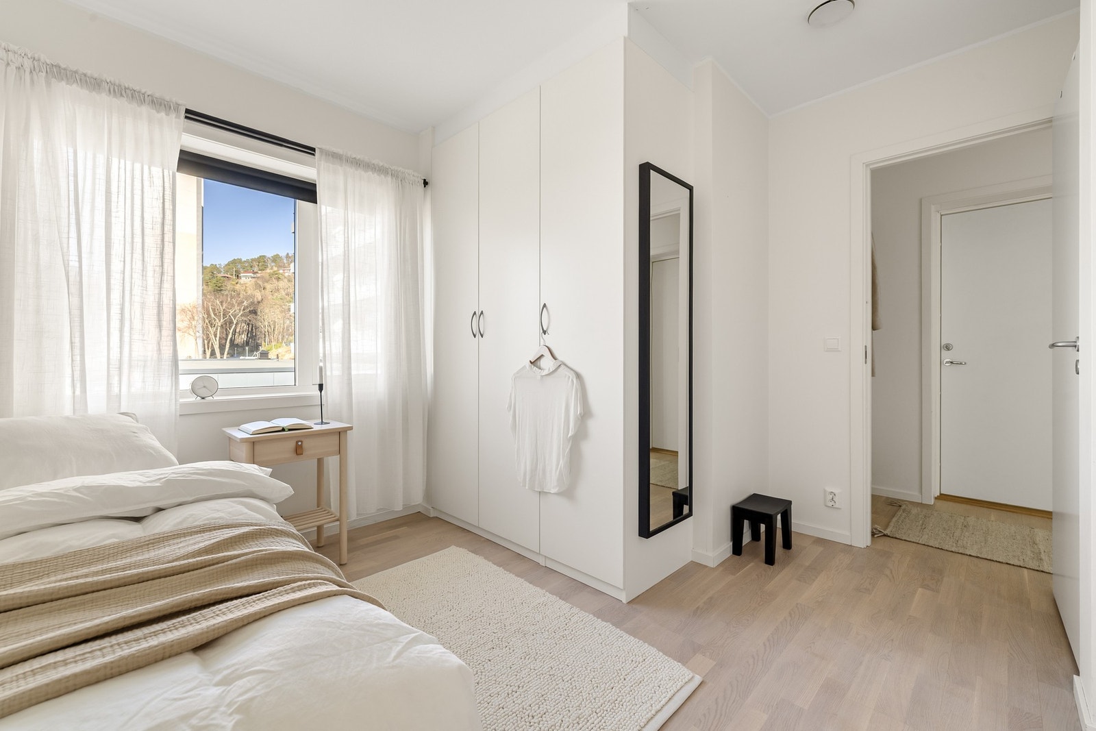 Det er også god plass til oppbevaring i garderobeskap. Galleribilde