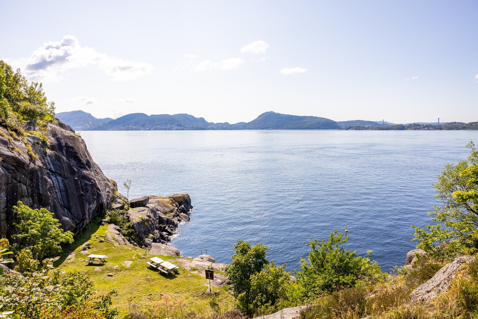Foruten bading kan Helleneset by på en flott klatrevegg, opplegg for grilling og dusj for de som har badet. Galleribilde