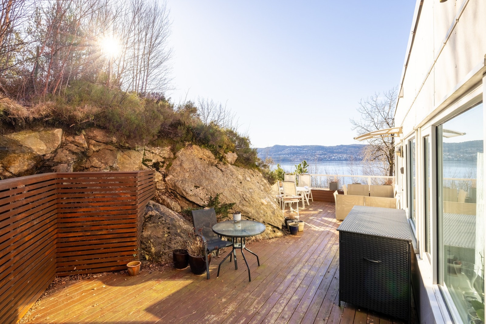 Flott fellesterrasse som kun disponeres av denne og de to andre enhetene i samme bygg, hvorav den ene enheten benyttes som fotpleierkontor på dagtid. Galleribilde