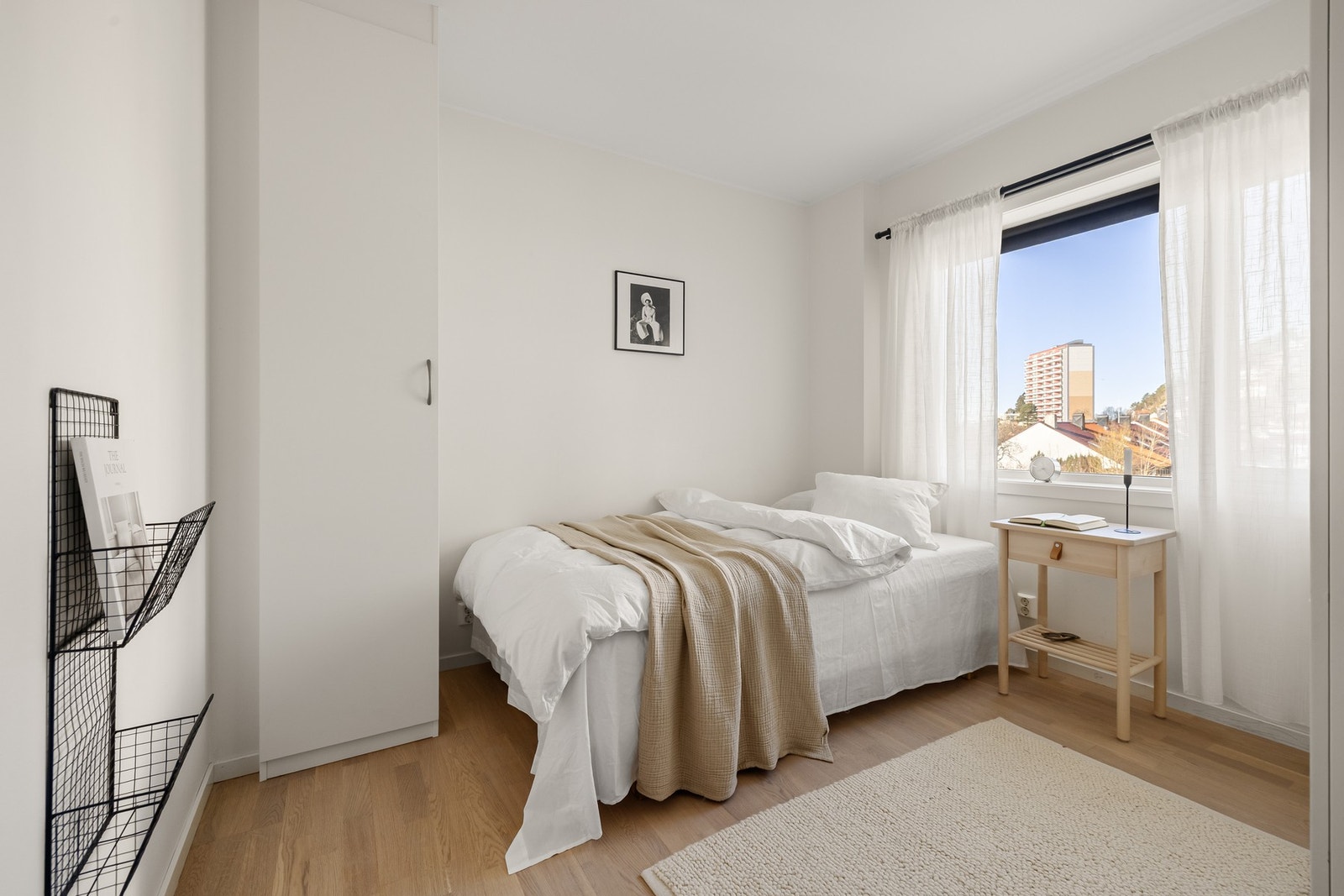 Leilighetens soverom er på 10 kvm. Soverommet har god plass til en dobbelt seng, nattbord og ellers annet ønskelig møblement. Galleribilde