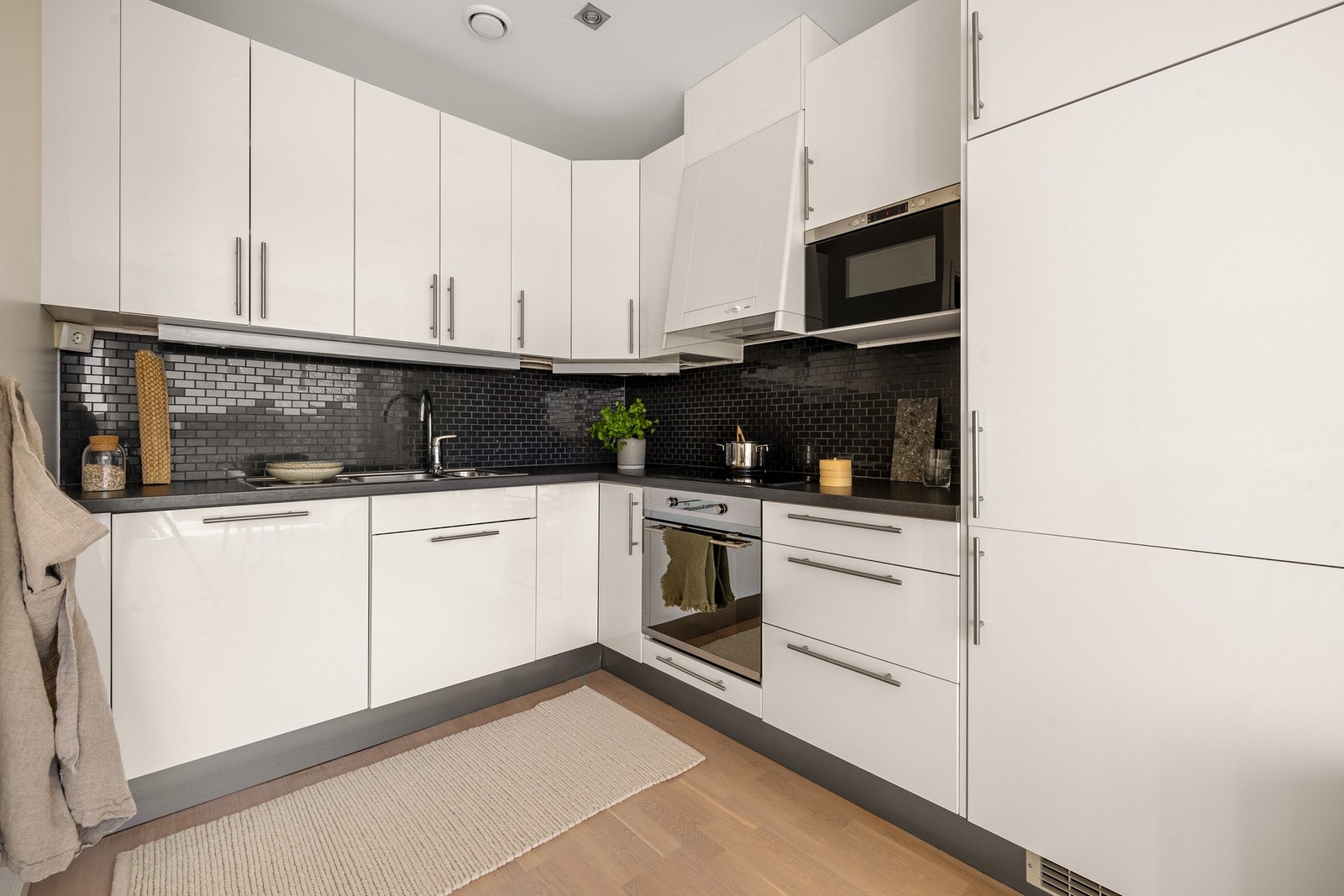 Av integrerte hvitevarer byr kjøkkenet på stekeovn, platetopp, kjøleskap med frysedel, oppvaskmaskin og micro. Galleribilde