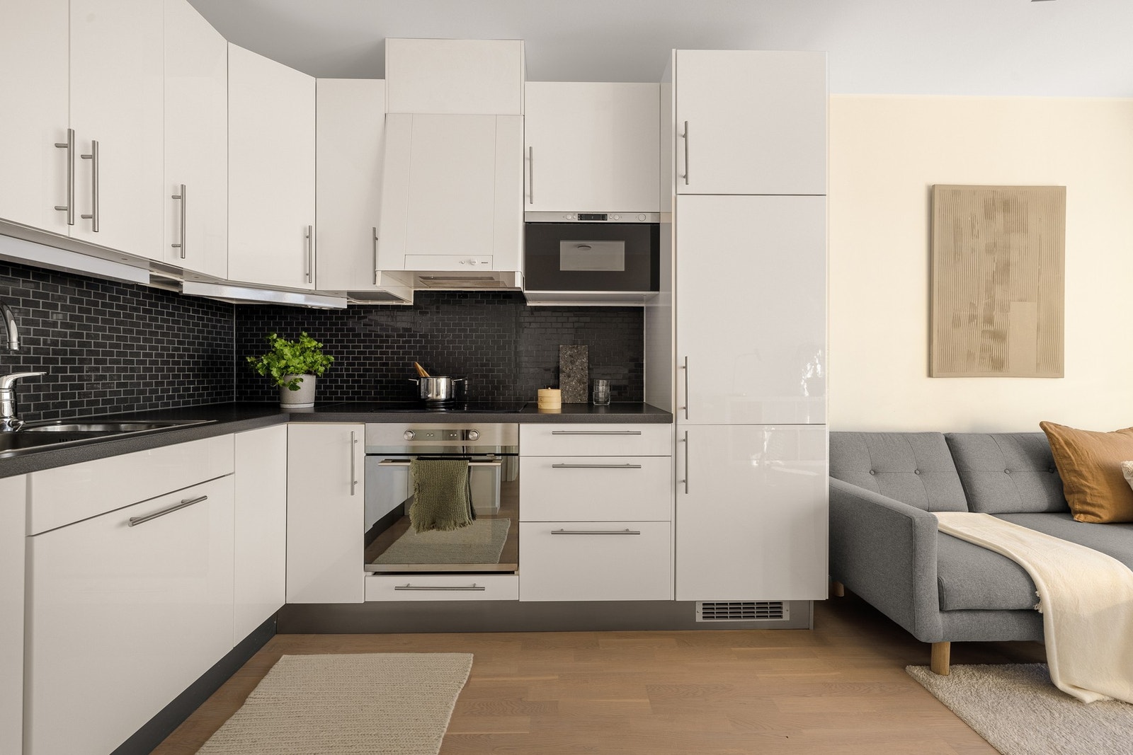 Kjøkkenet består av slette fronter og en slitesterk laminat benkeplate med underlimt vask av stål. Galleribilde