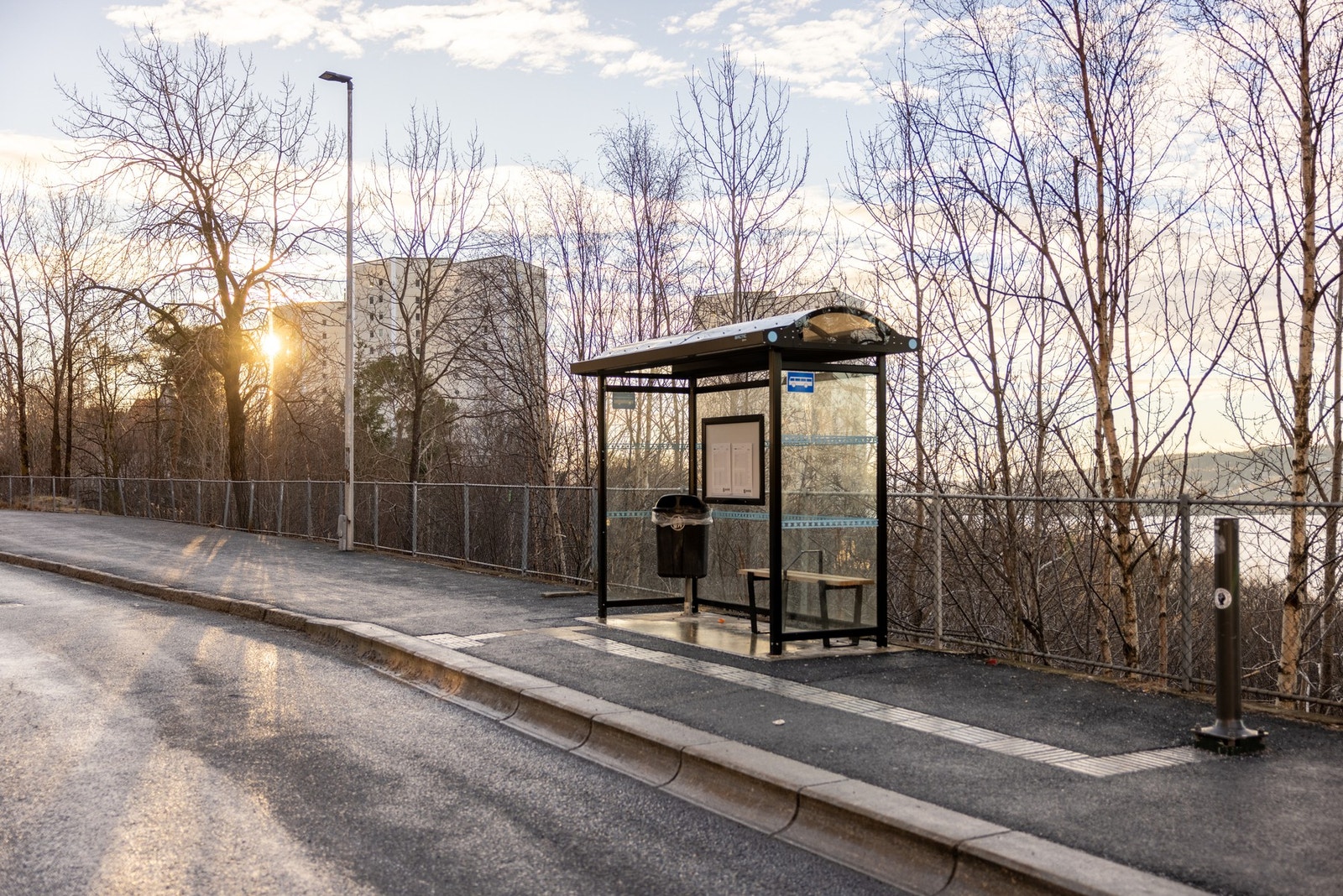 Busstopp med hyppige avganger mot Bergen sentrum, samt Åsane. Galleribilde