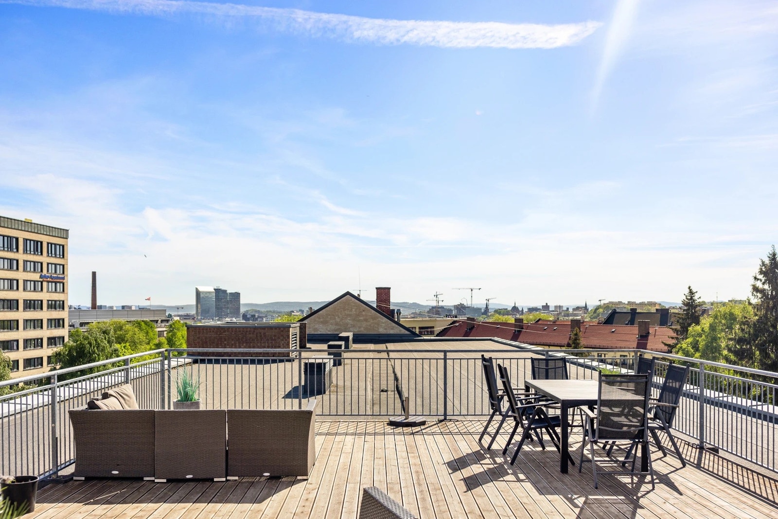 Lys og stor takterrasse med utemøbler og gode solforhold Galleribilde