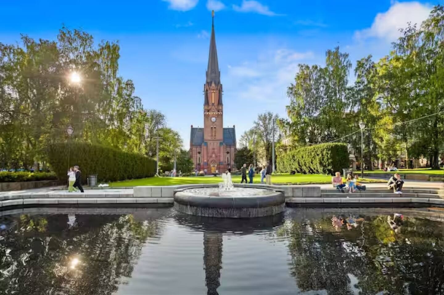 På søndager er det marked på Birkelunden og er også nærmeste trikk med linje nr 12, 15 & 18 Galleribilde