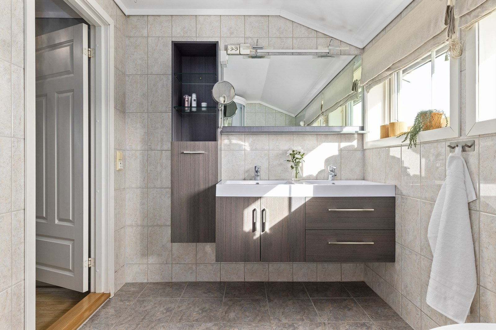 Det er rikelig med lysinnslipp på dette baderommet Galleribilde