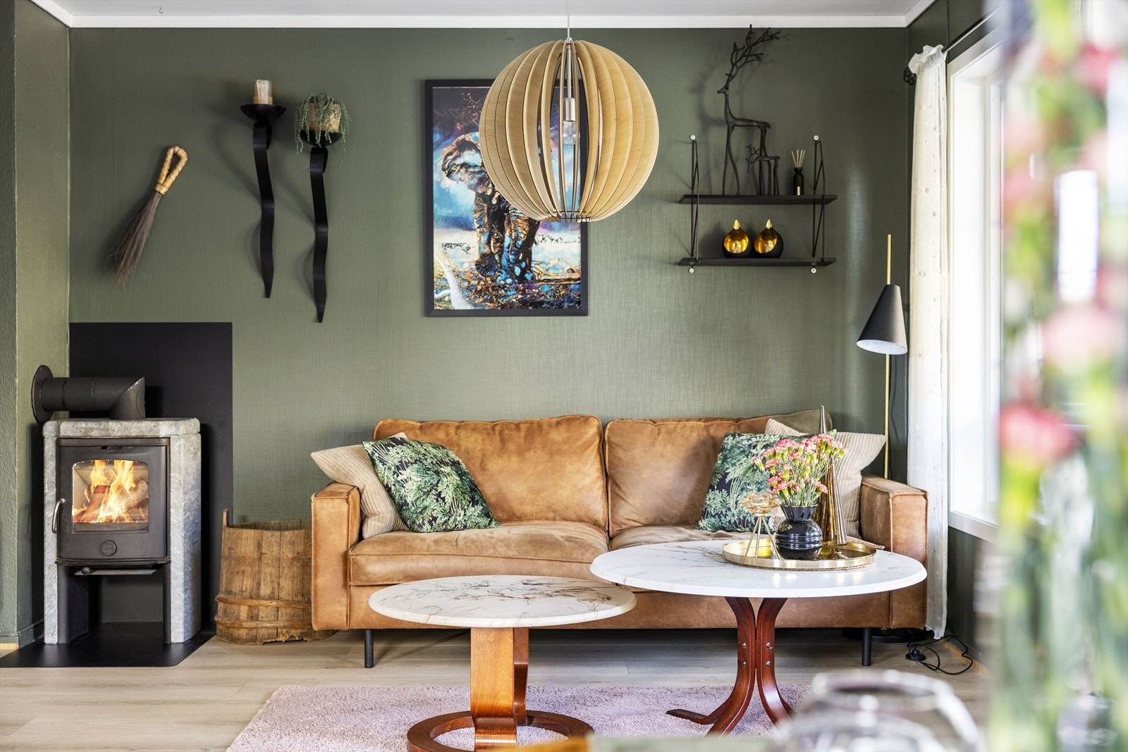 Vedovn og varmepumpe i stue sørger for god og energieffektiv oppvarming Galleribilde