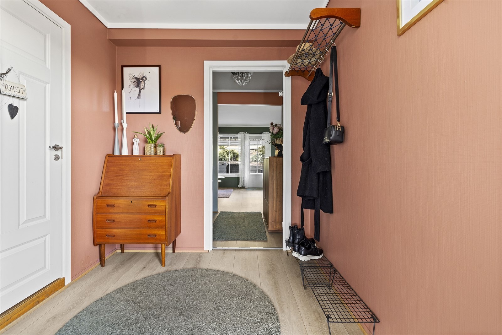 Trivelig entrè med inngang til vaskerom/toalettrom Galleribilde