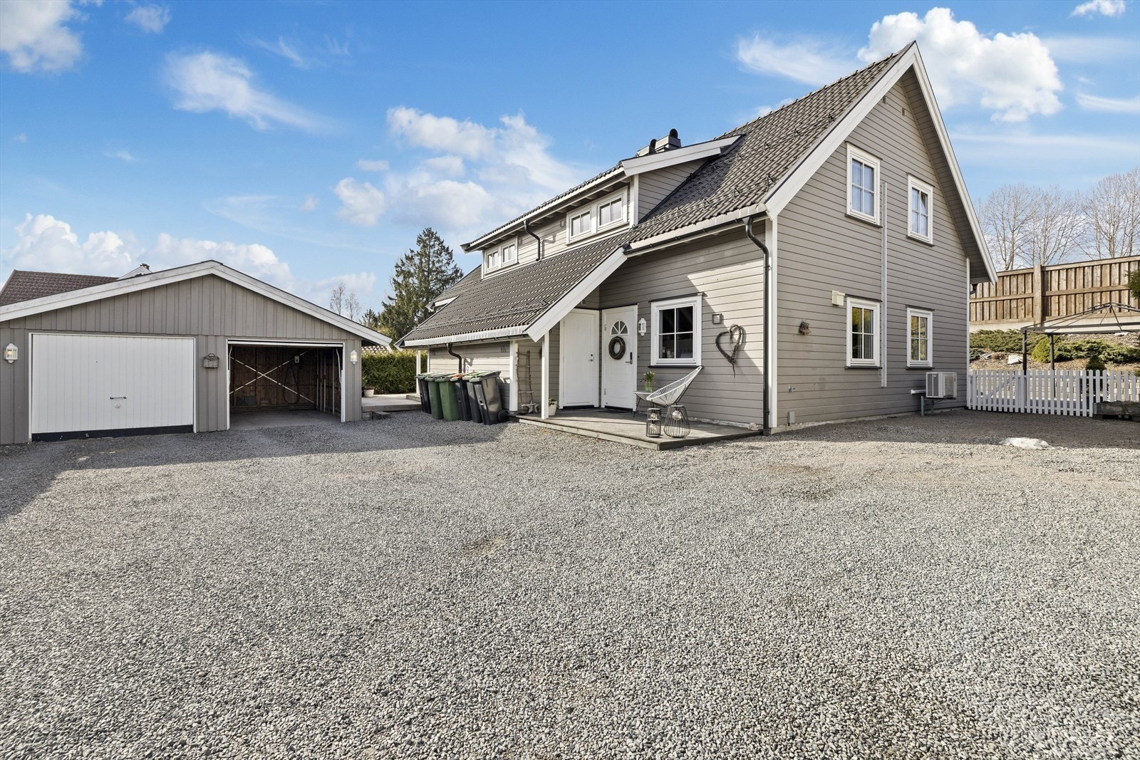 Boligen ligger skjermet til i blindvei uten gjennomgangstrafikk Galleribilde