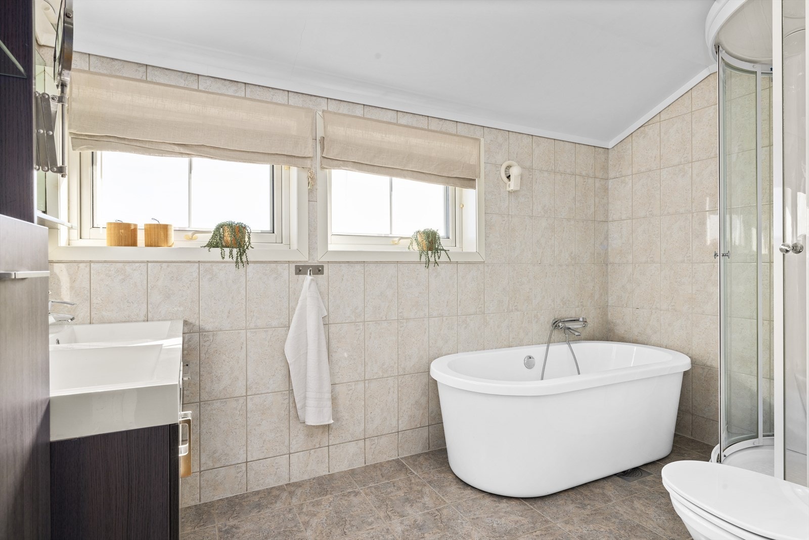 Pent, flislagt baderom med gulvvarme Galleribilde