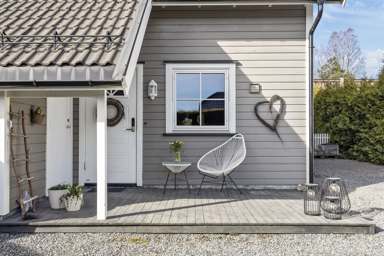 Trivelig inngangsparti med tilgang til utvendig bod Galleribilde