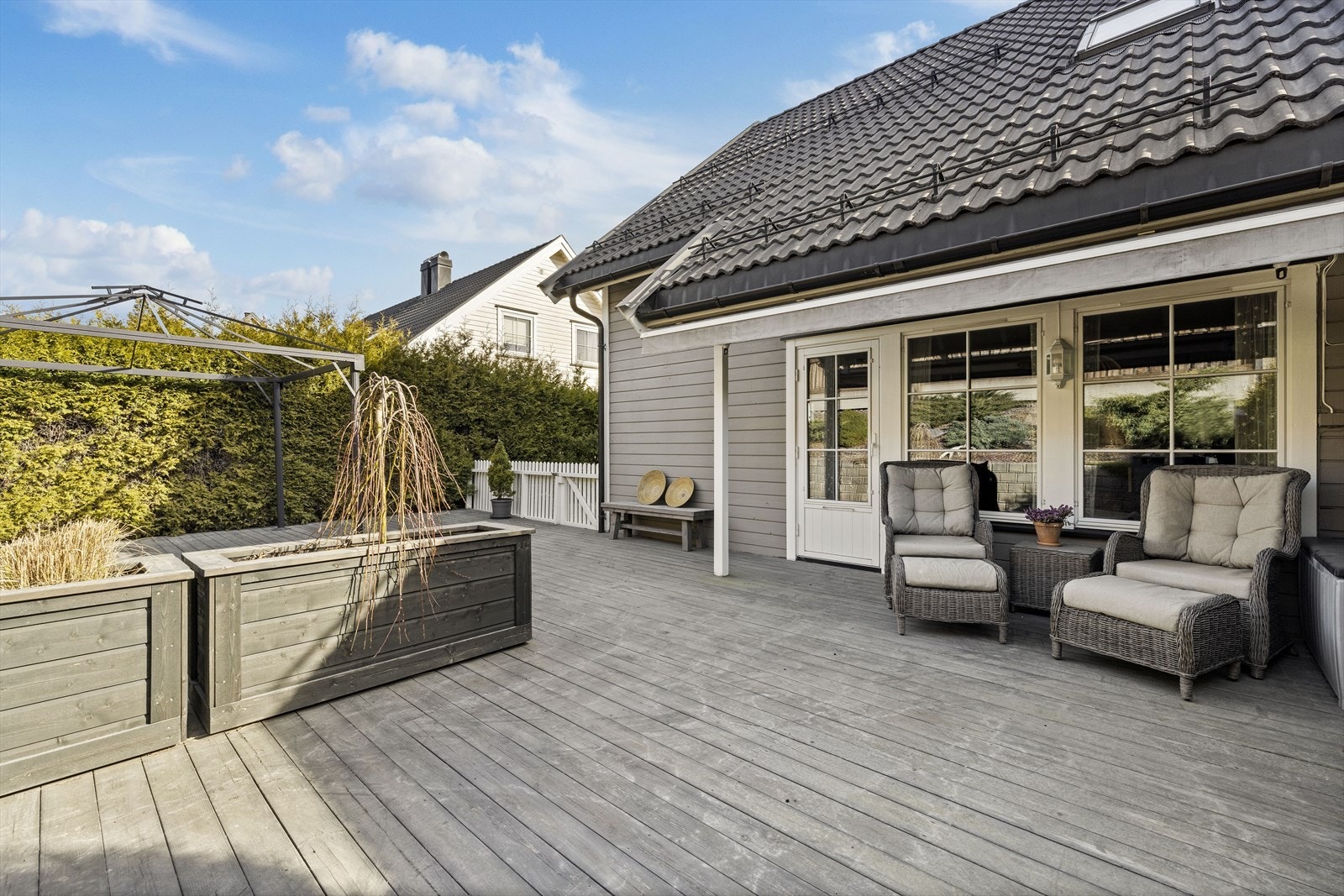 Flott og romslig terrasse med svært gode solforhold Galleribilde