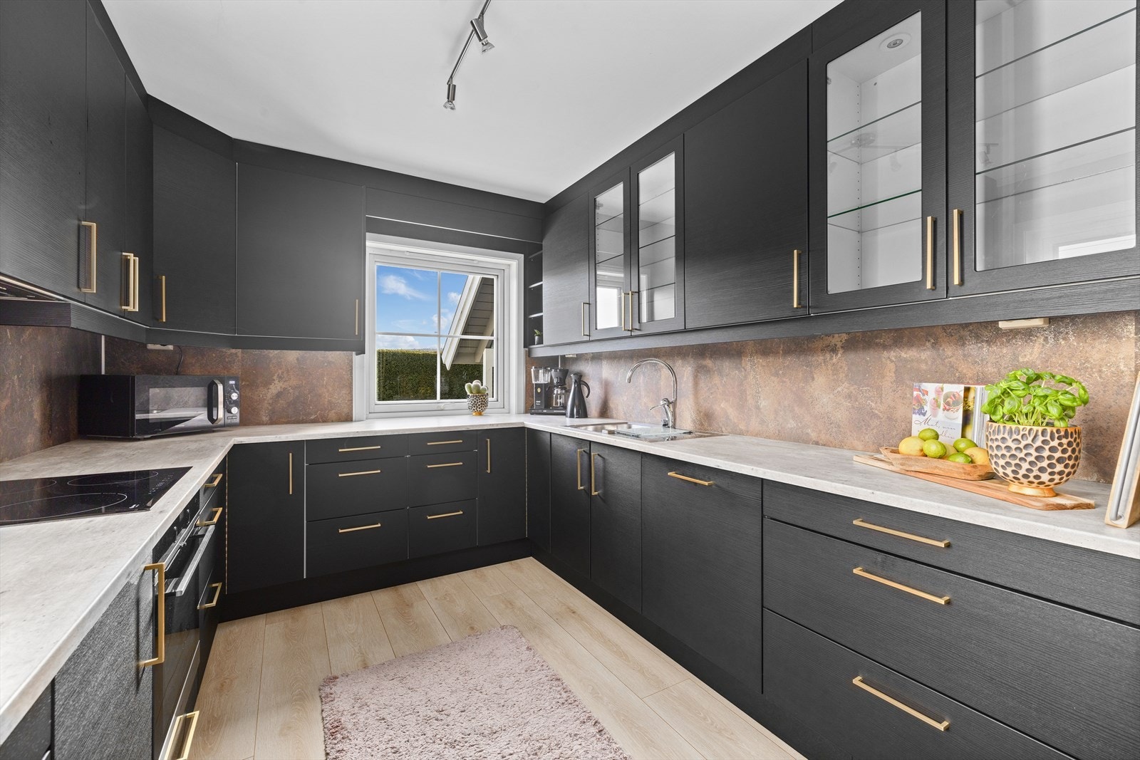 Lekkert kjøkken med gode arbeidsflater Galleribilde