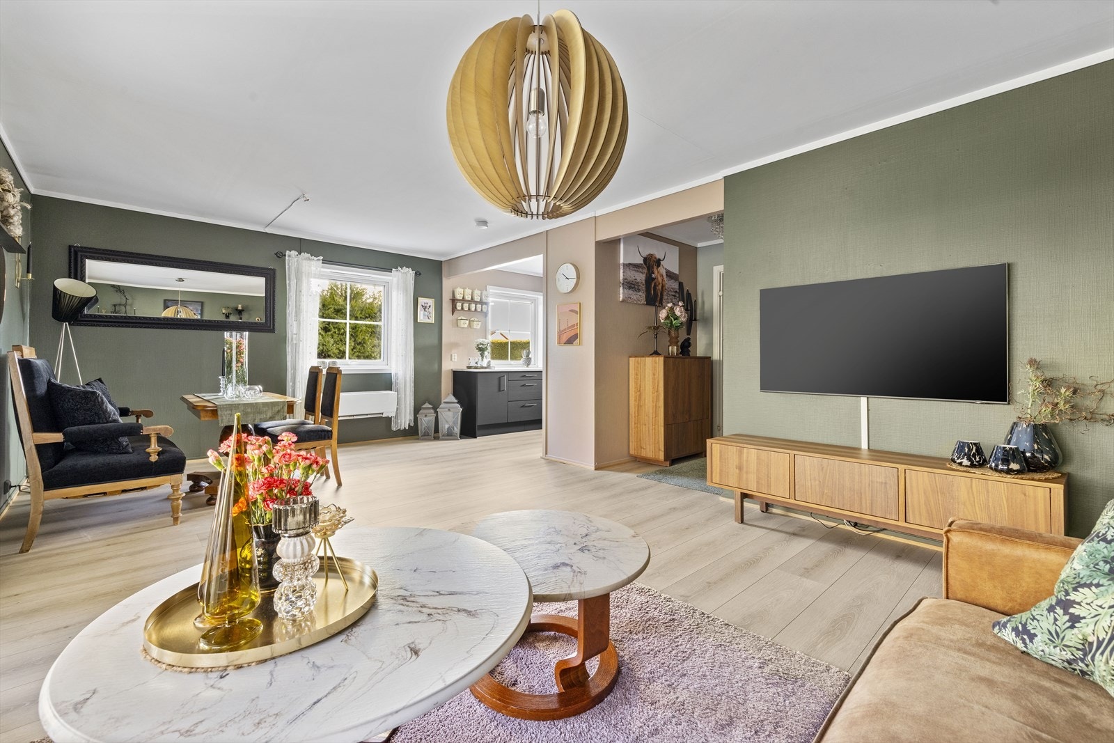 Innbydende og luftig stue med delikate materialvalg Galleribilde