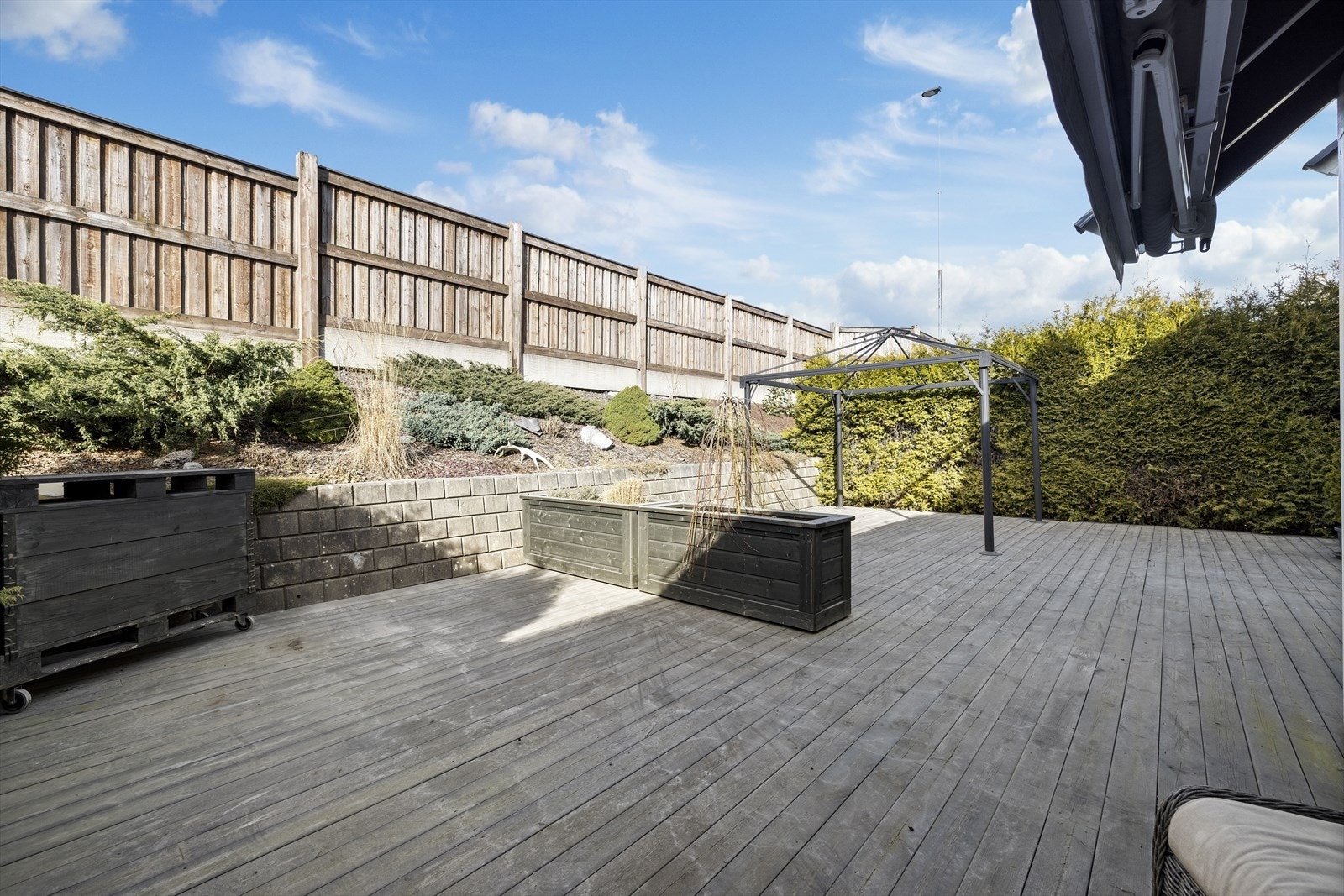 Terrassen er romslig og usjenert Galleribilde