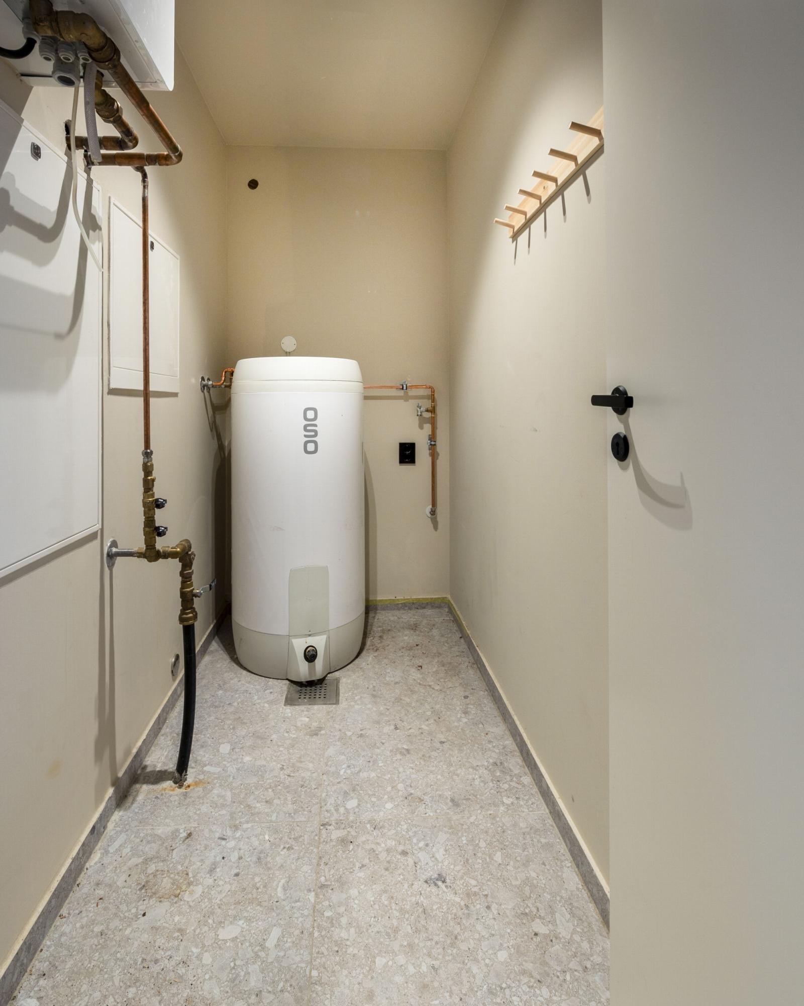 Teknisk rom med plass til vaskemaskin Galleribilde