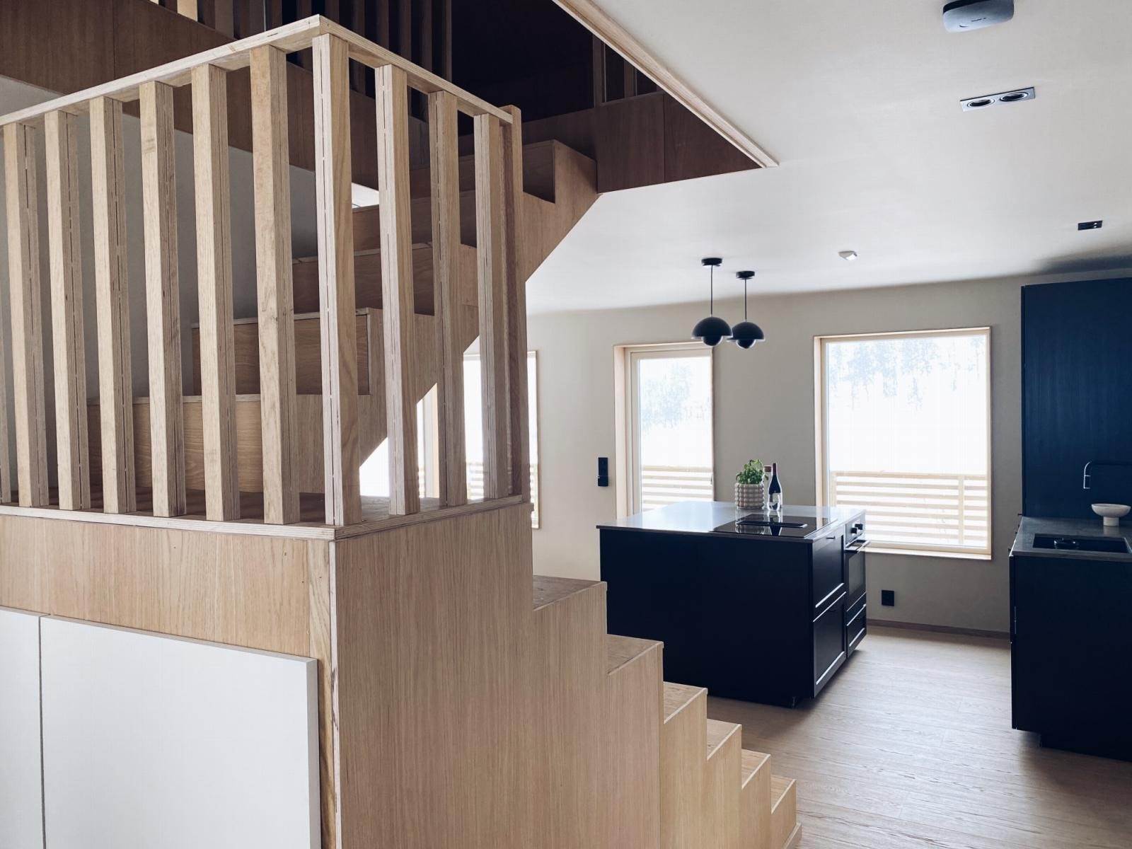 Fra entréen og inn til stue/kjøkken Galleribilde