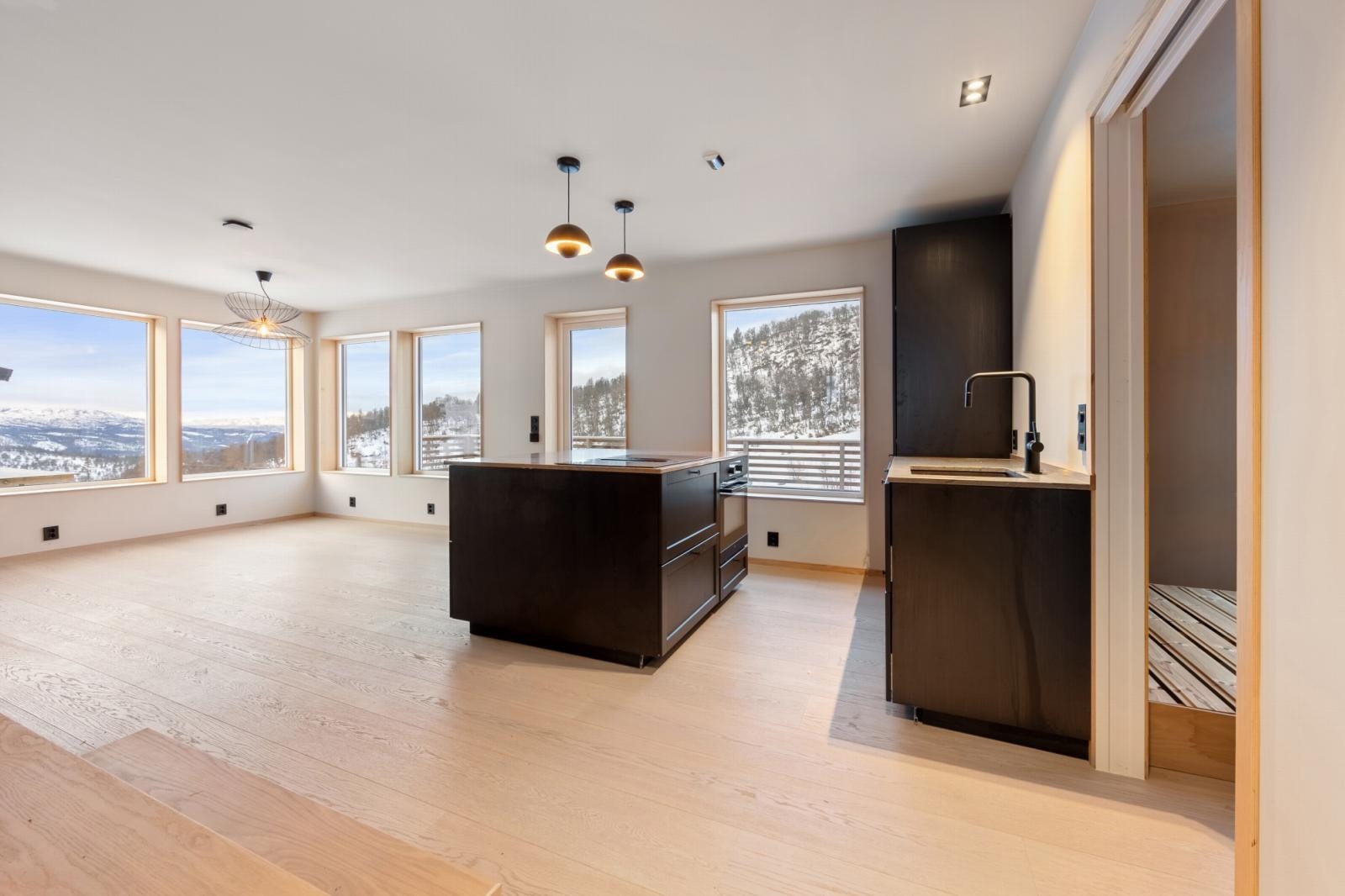 Åpen stue/kjøkken-løsning med store vinduer Galleribilde