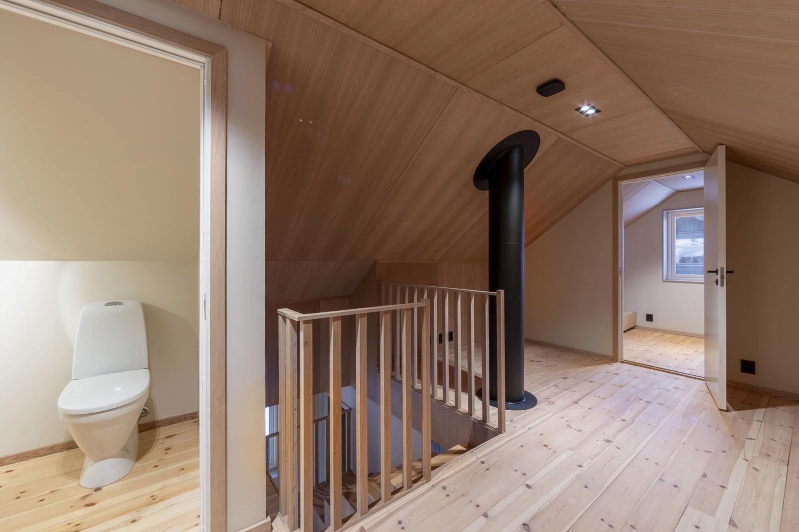 Eget toalett fra loftsstua Galleribilde