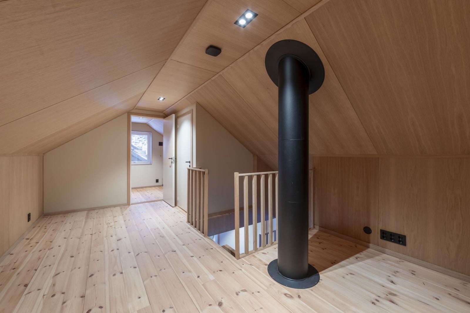 Loftsstue med plass til sofa og TV Galleribilde