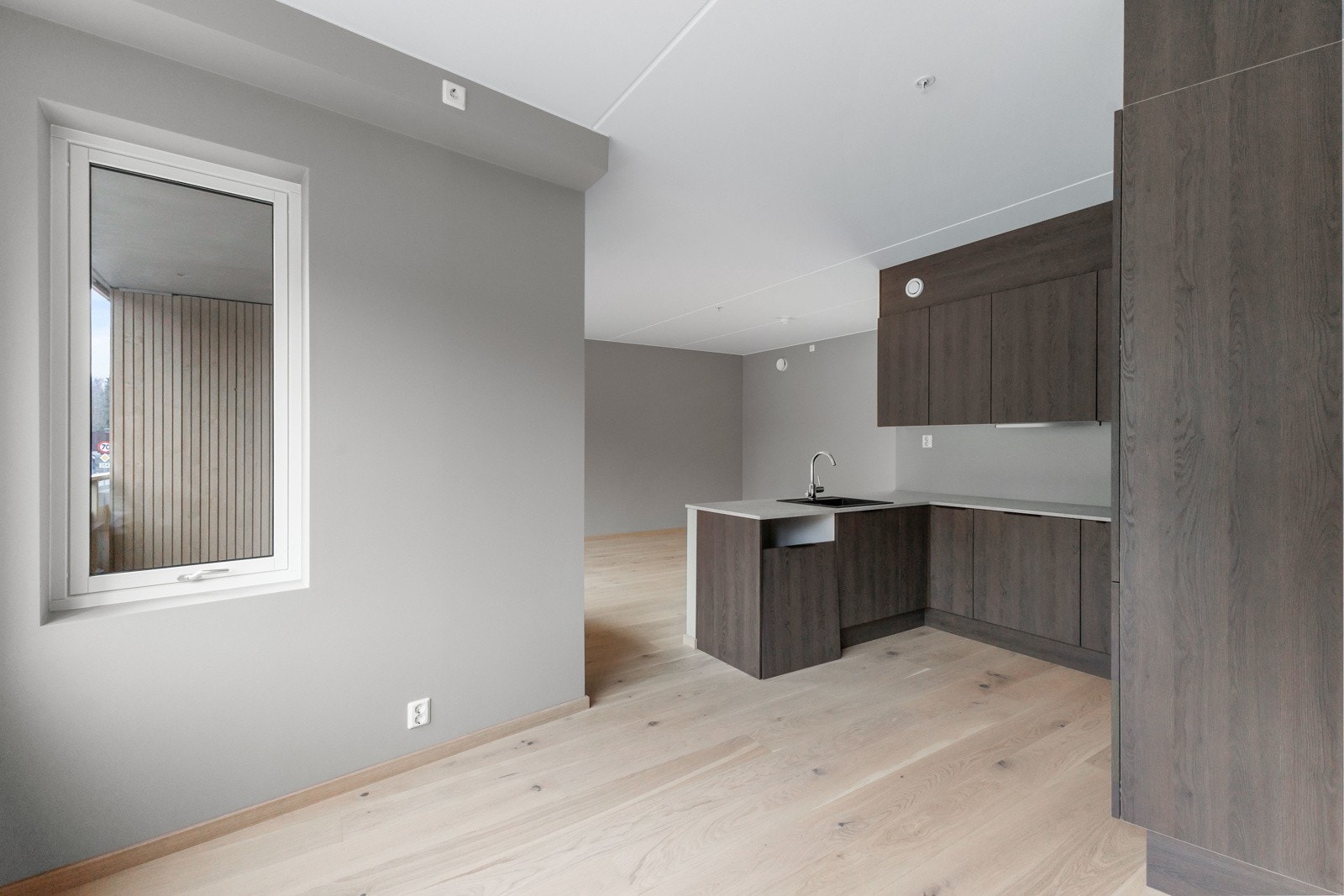 Kjøkkenet er utformet i praktisk U-form, som sørger for rikelig med skap og benkeplass. Galleribilde