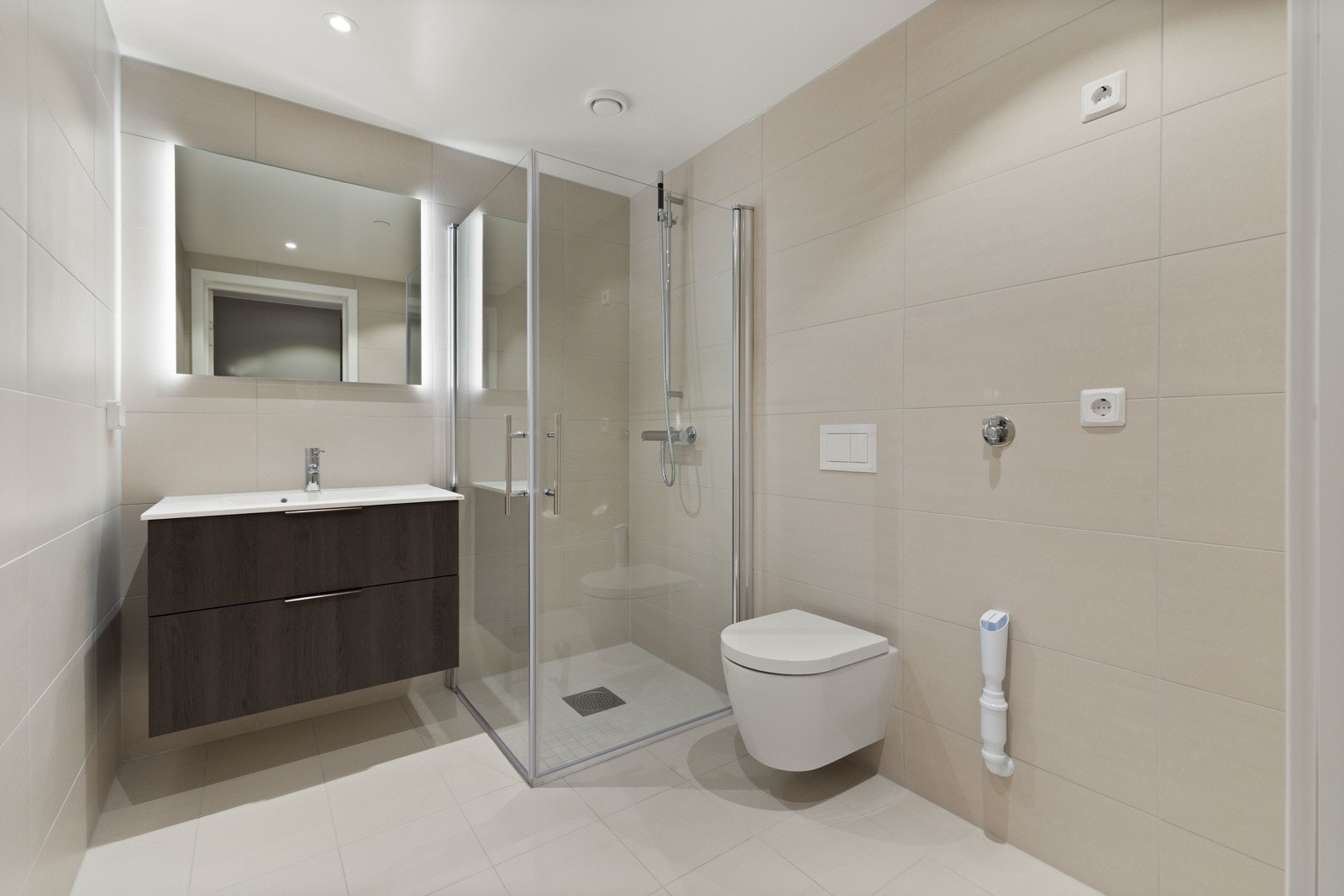 Bad II - Badene har lekker baderomsinnredning fra HTH av type Mood. Galleribilde