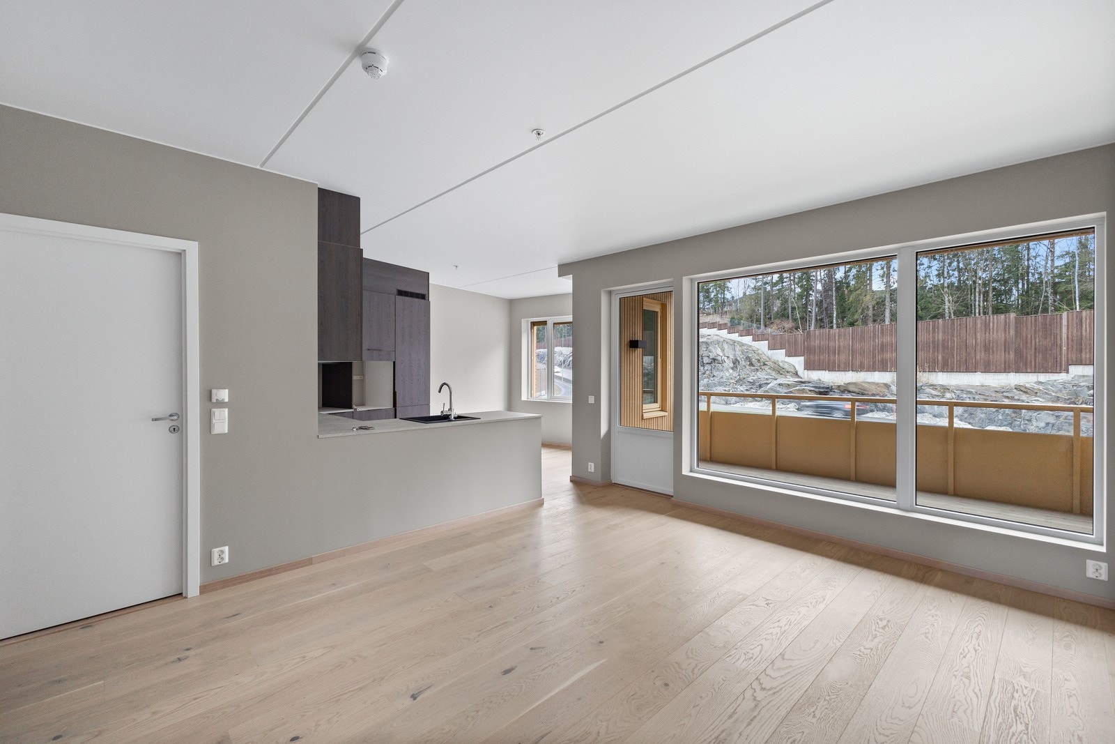 Åpen og innbydende 3-roms selveierleilighet med god internbeliggenhet i byggets 3. etasje, på bakkeplan. Takhøyde på 2,6 meter, med store vinduer som slipper lyset inn. Galleribilde