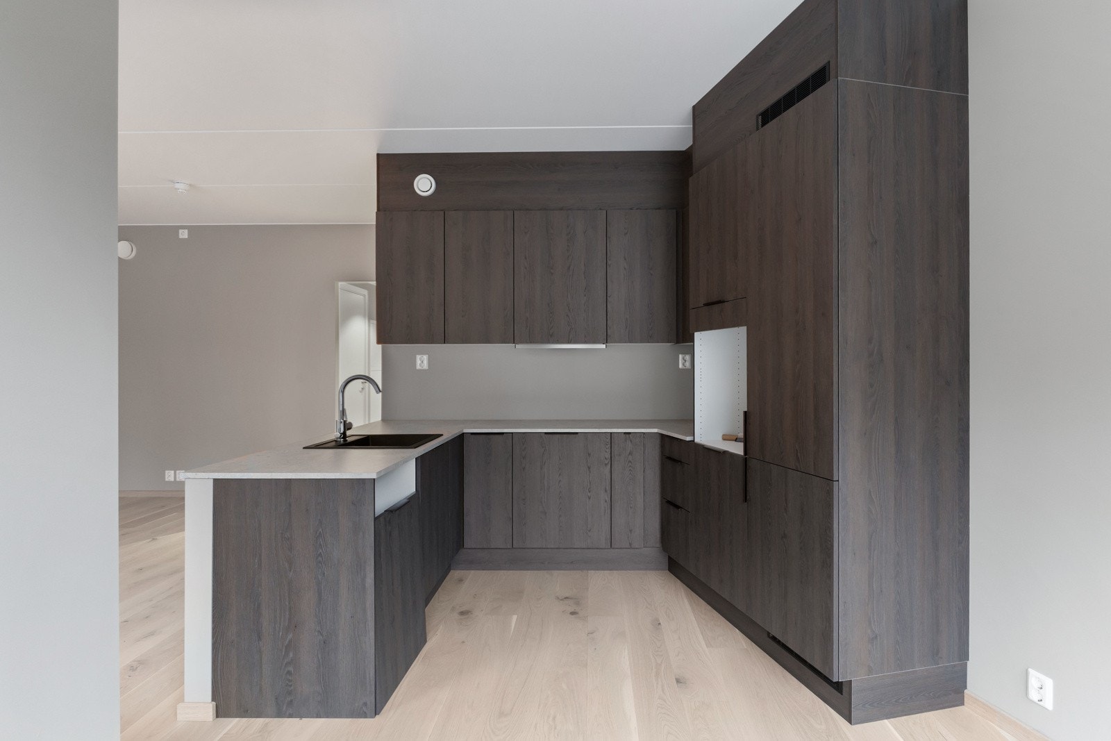 Lekkert kjøkken med avsatt plass til integrerte hvitevarer, fra HTH av type Mood. Galleribilde