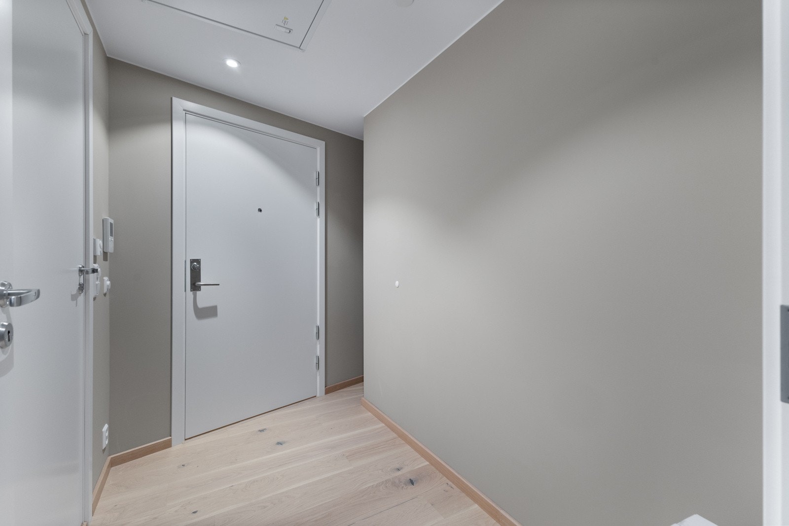 Flott entré med avsatt plass til garderobe Galleribilde