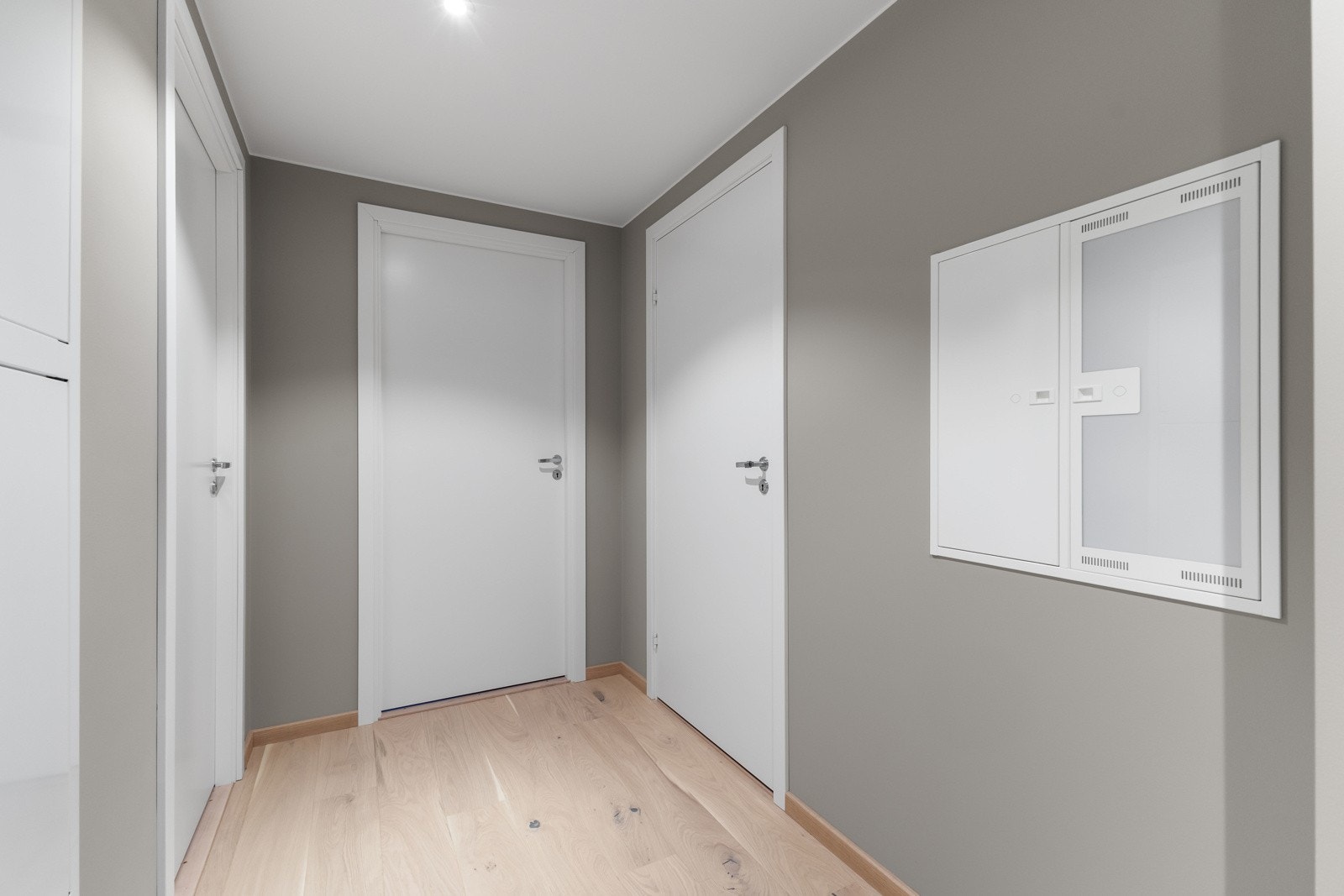 Flott entré med avsatt plass til garderobe Galleribilde