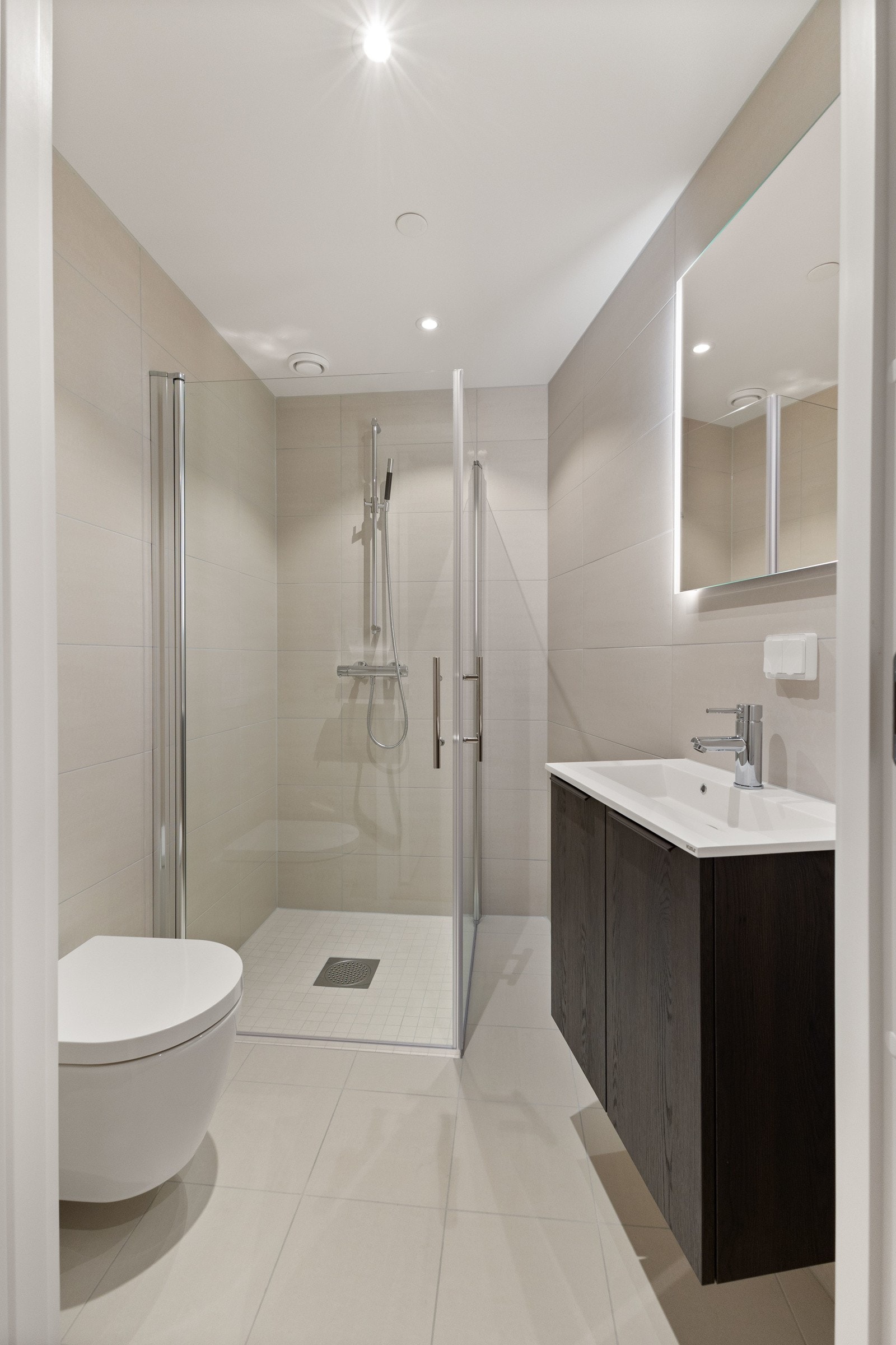 Leiligheten har to delikate flislagte bad, av samme høye standard som resten av leiligheten Galleribilde