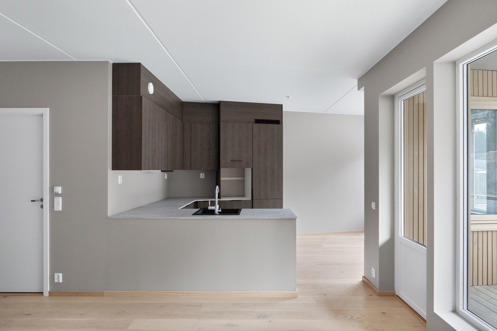 Kjøkkenet er utformet i praktisk U-form, som sørger for rikelig med skap og benkeplass. Galleribilde