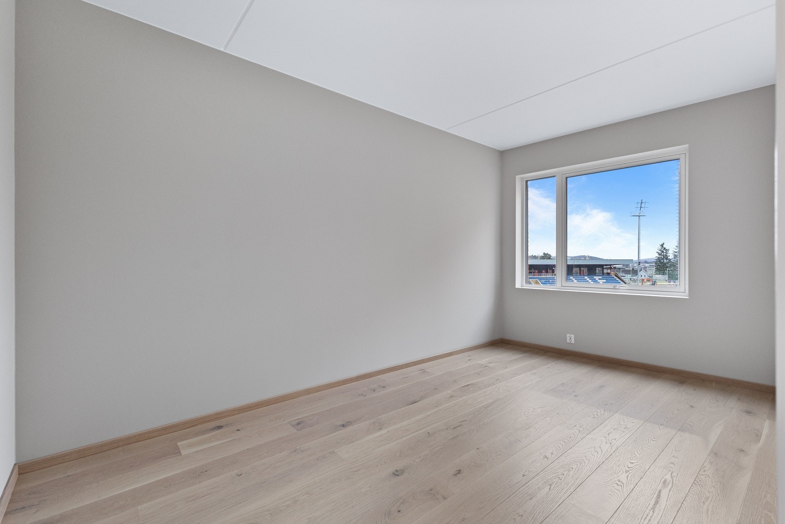 Lyst og innbydende hovedsoverom Galleribilde