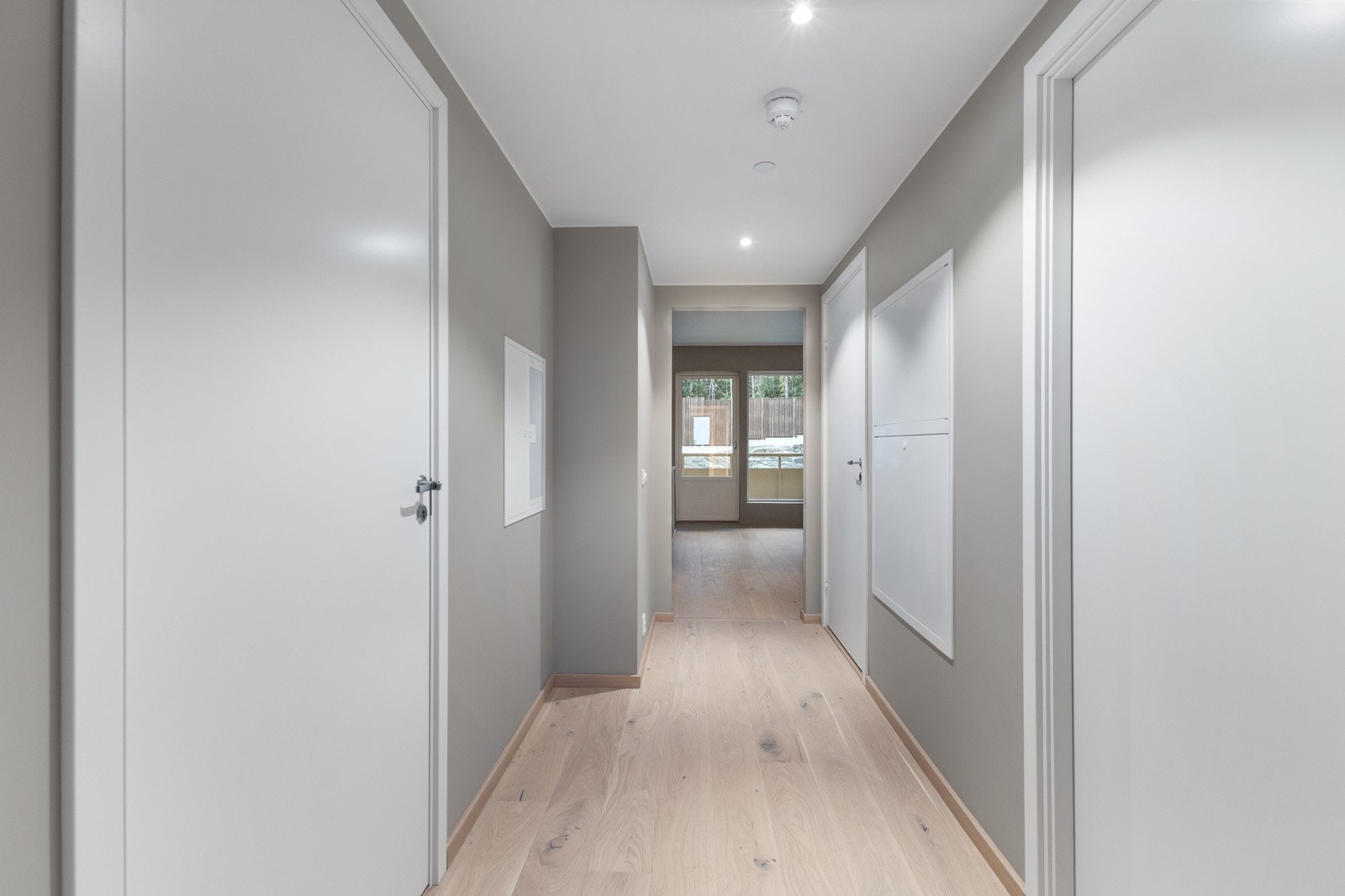 Flott entré med avsatt plass til garderobe Galleribilde