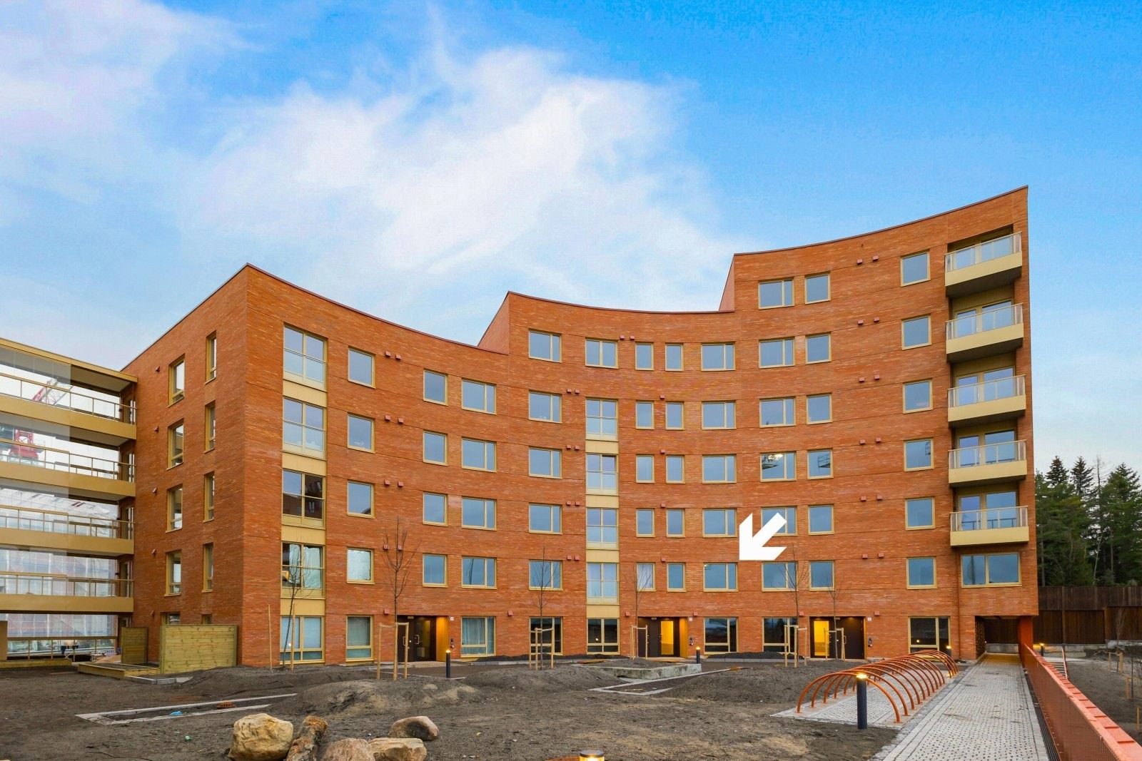 Hus 2 består av 45 flotte leiligheter, fordelt på etasjene 3-9. Leiligheten ligger fint til i byggets 4. etasje som utgjør 2. etasje fra bakkeplan for prosjektet. Galleribilde