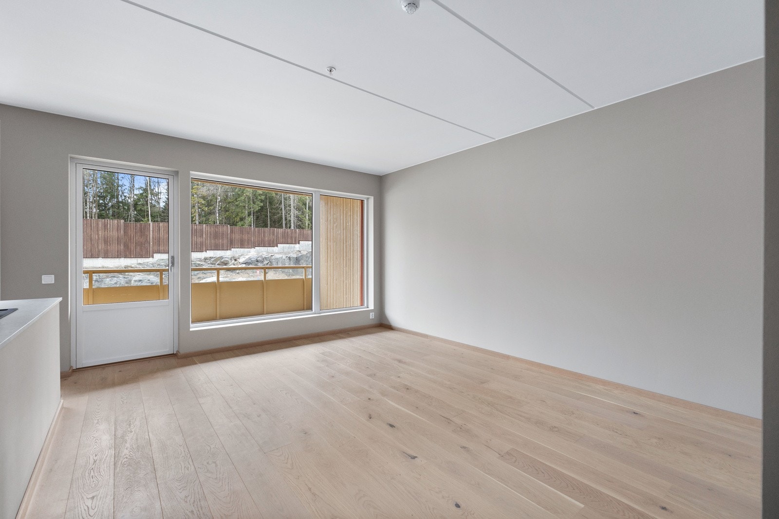 De store vinduene sørger for rikelig med innslipp av naturlig lys Galleribilde