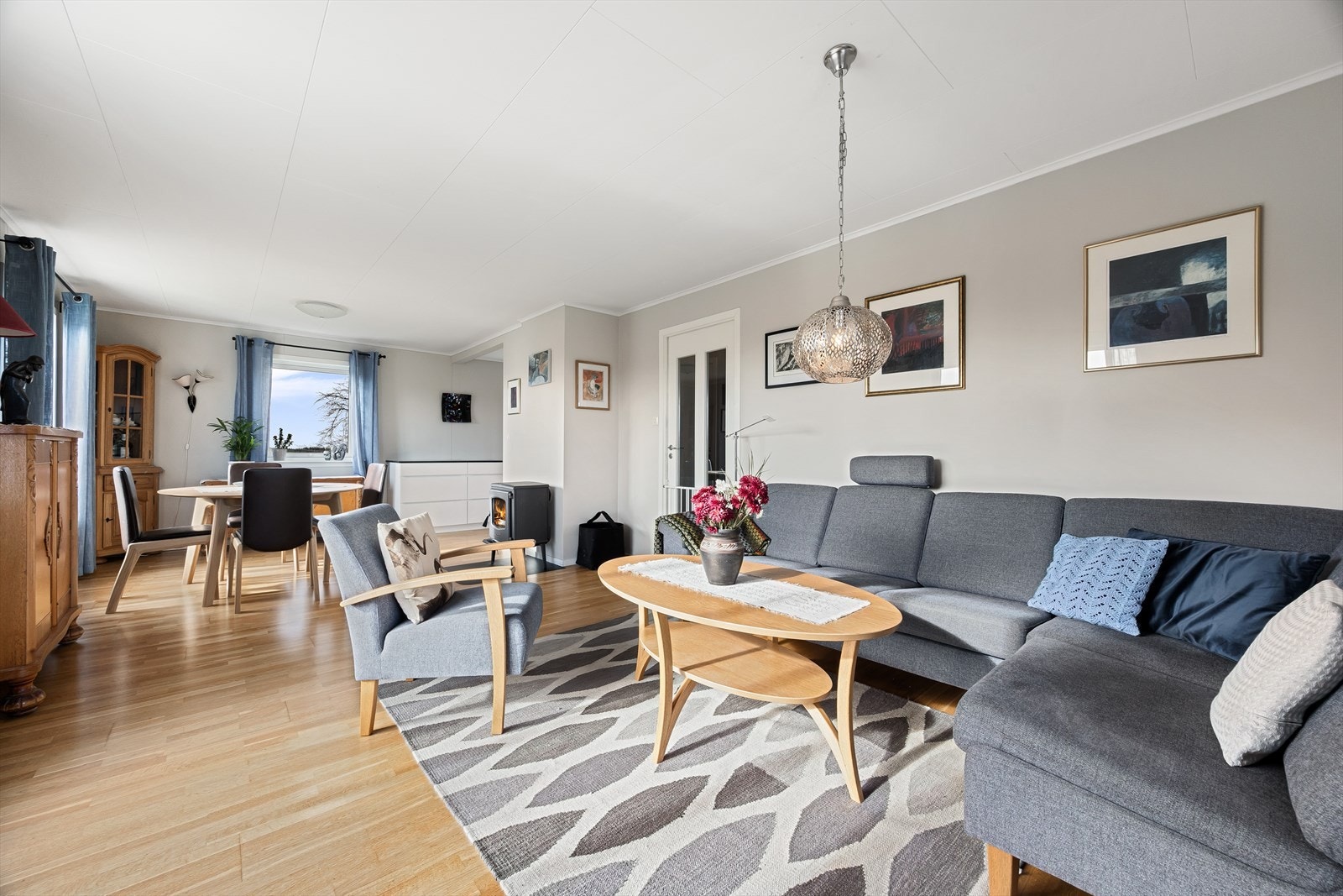 Romslig stue med god plass til sofamøbler og spiseplass. Galleribilde