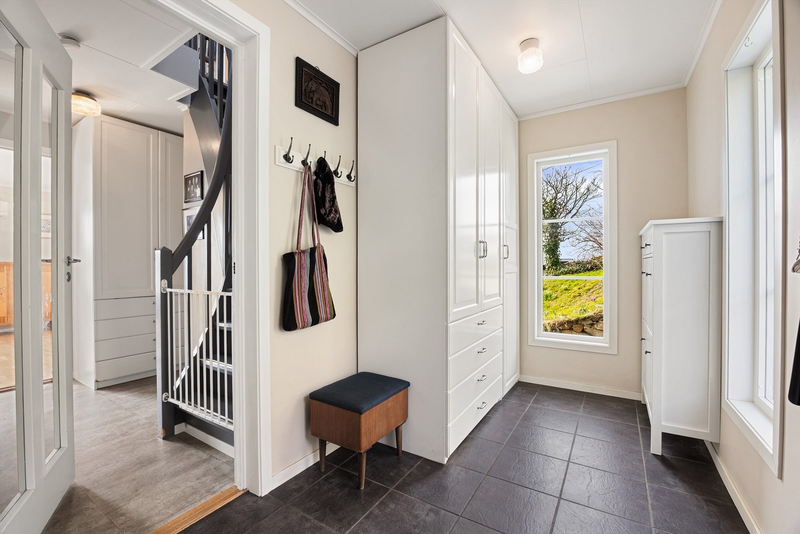 Entré som har godt med plass for oppbevaring av yttertøy. Entréen ble påbygget i 2015. Galleribilde