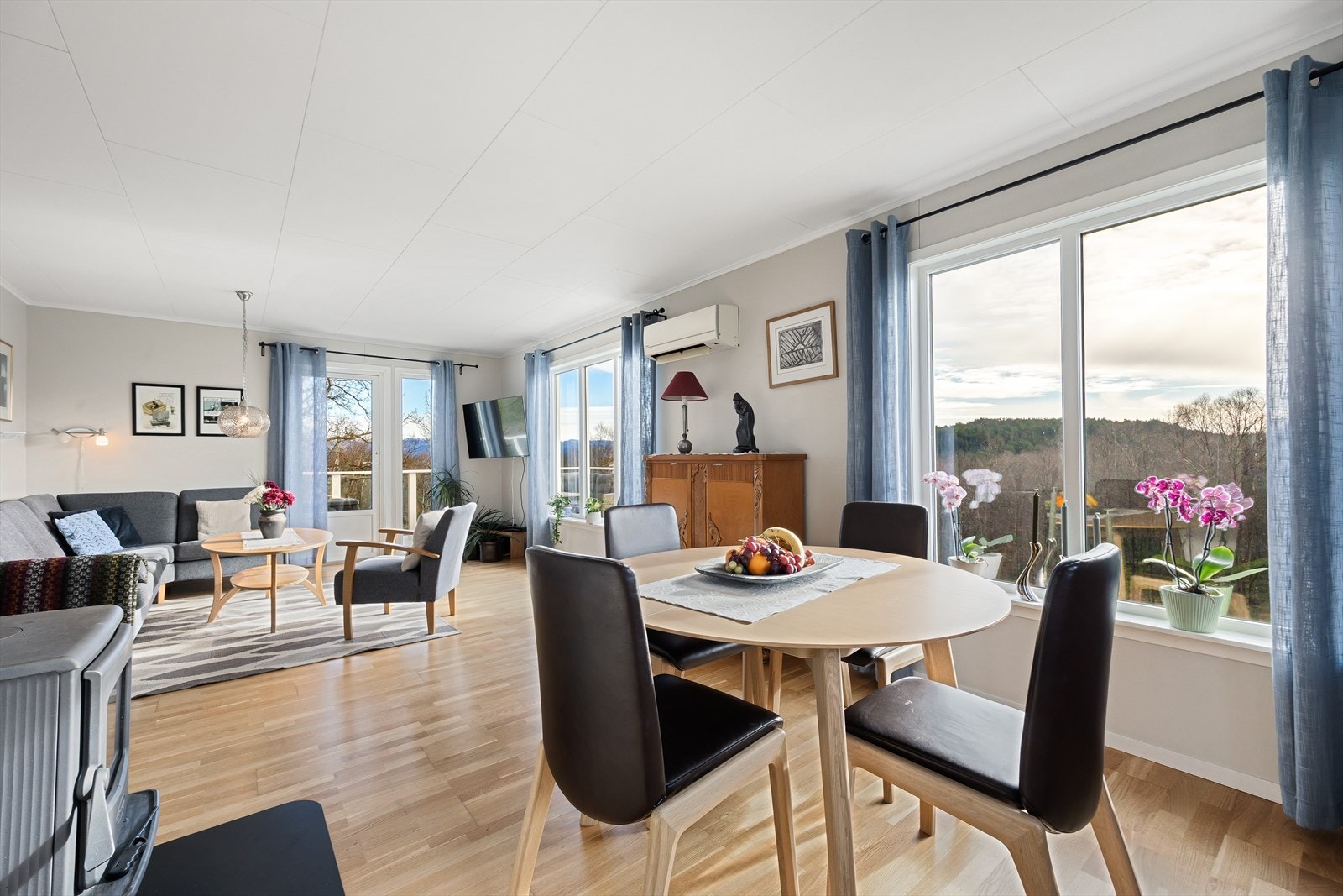 Alle overflater i 1. etasje og loft er fornyet. Galleribilde