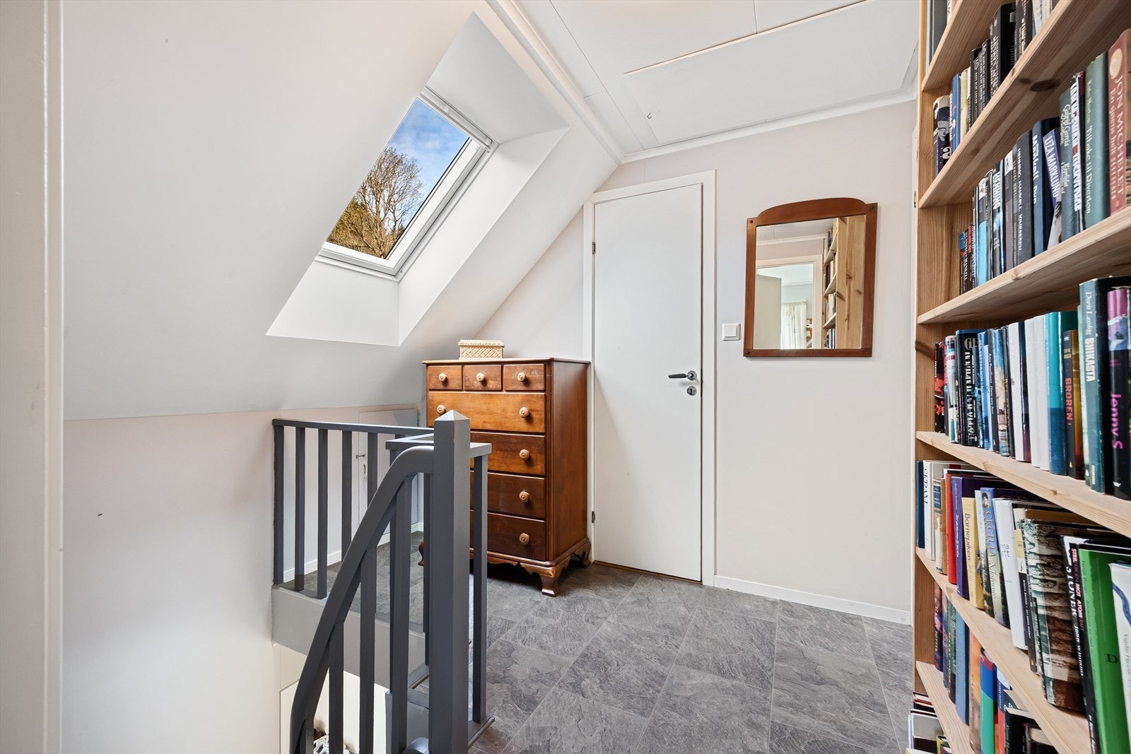 Gang med trapp i 2. etasje. Galleribilde