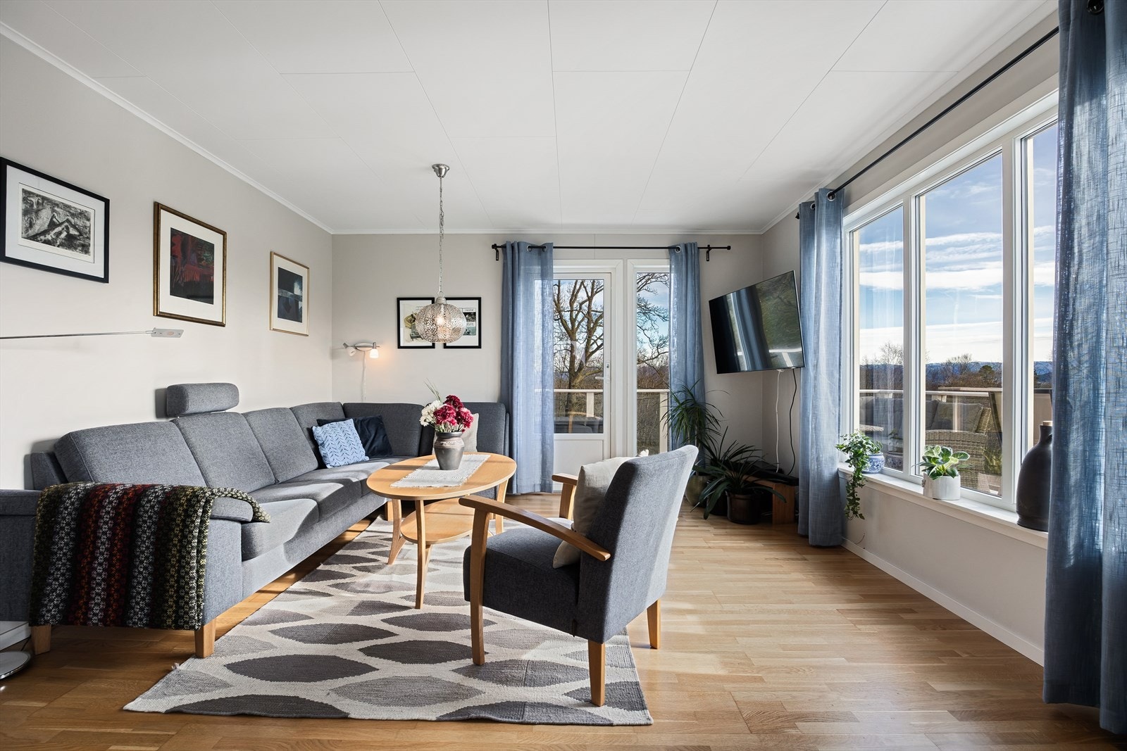 Fin salong med utgang til terrassen. Galleribilde