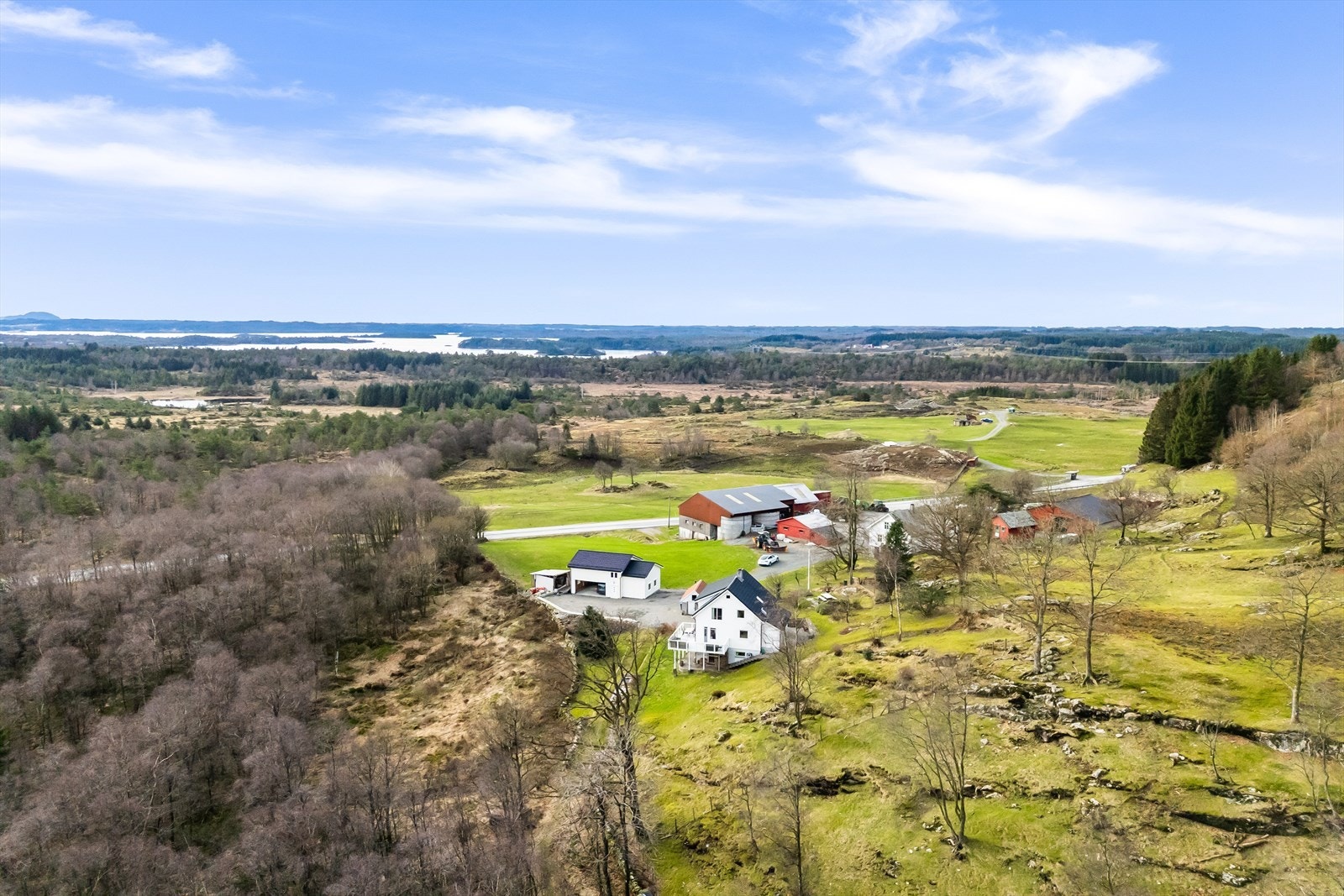 Herfra er det kort vei til Mongstad og Lindås.
Ca. 30 minutter kjøring til kommunesenteret Knarvik. Galleribilde