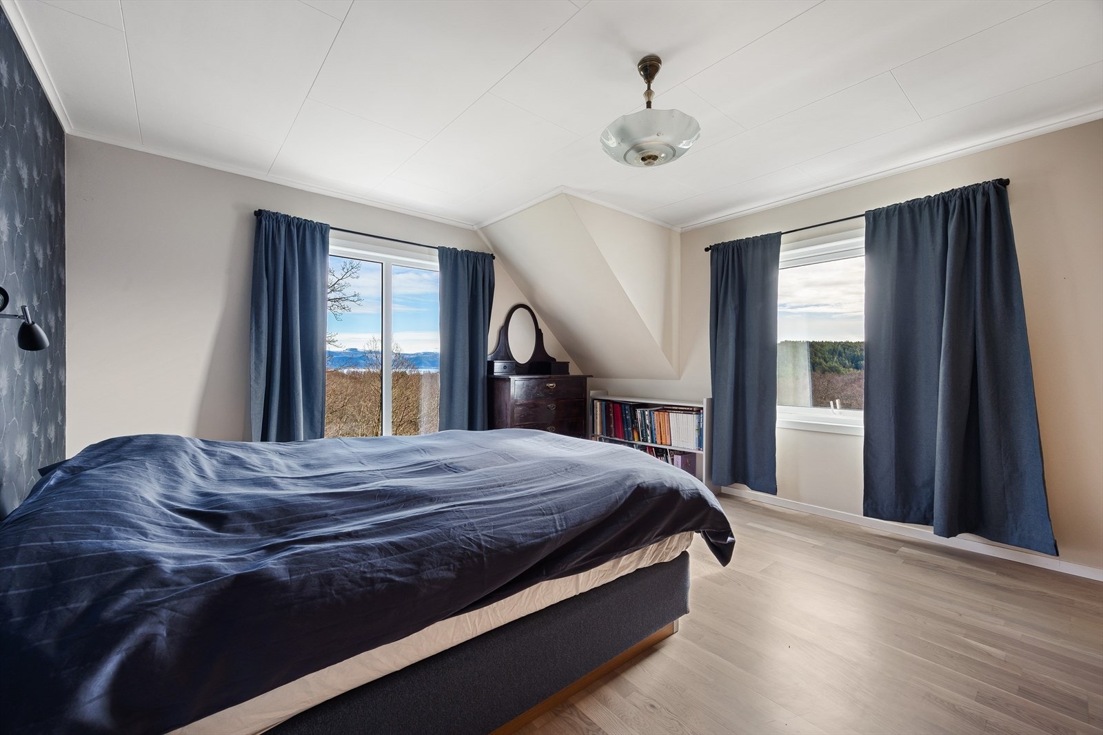 Det er i alt 3 soverom i 2. etasje. Galleribilde