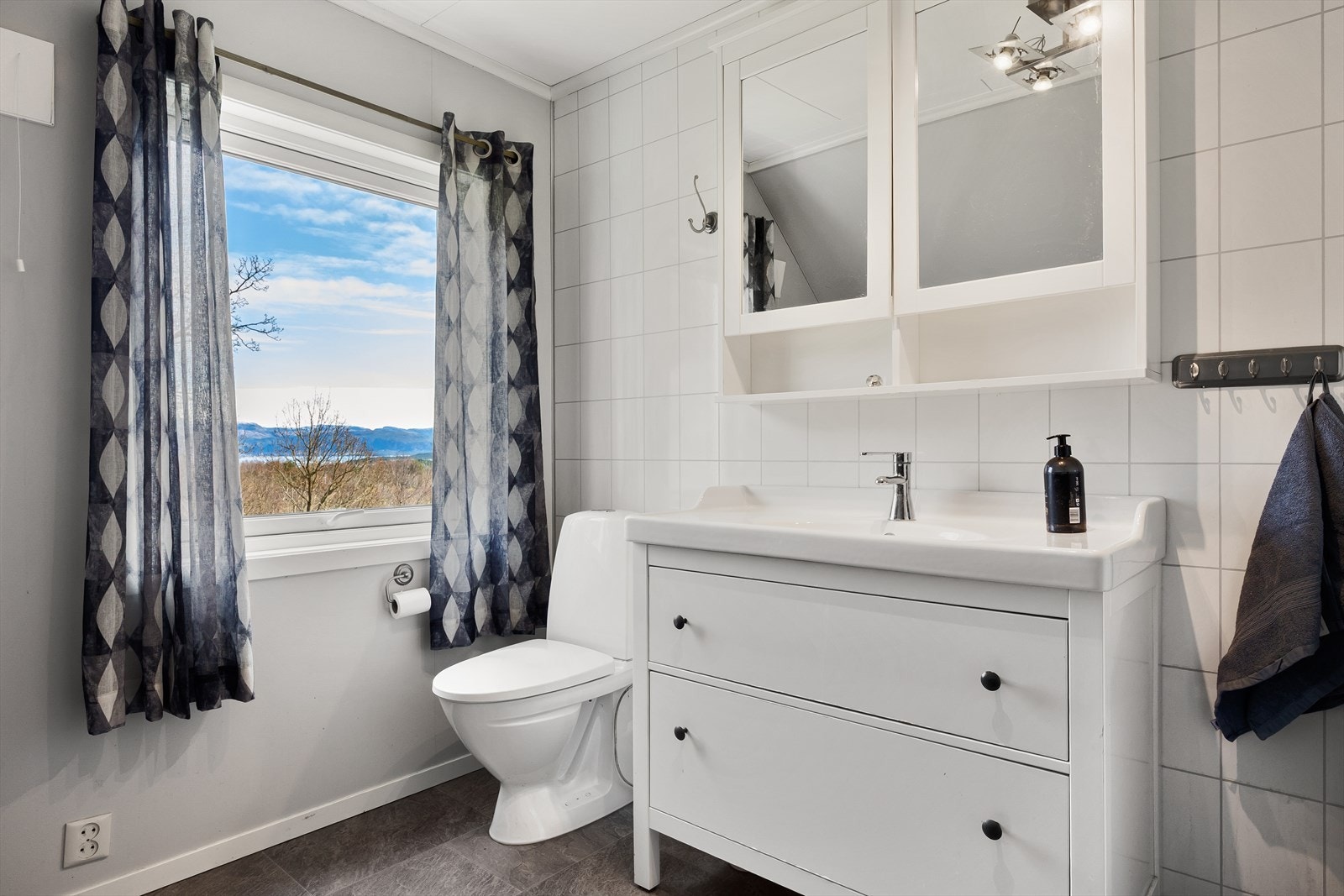 Selger informerer at han har installert toalett/vaskerom i 2. etasje og arbeidet er gjort som egeninnsats. Galleribilde