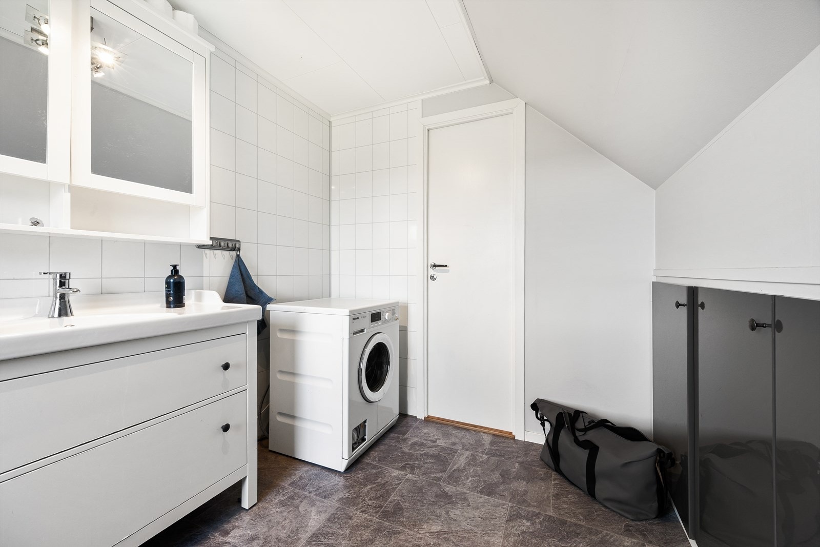 Rommet har belegg på gulv og baderomsplater/malte plater på vegg. Galleribilde