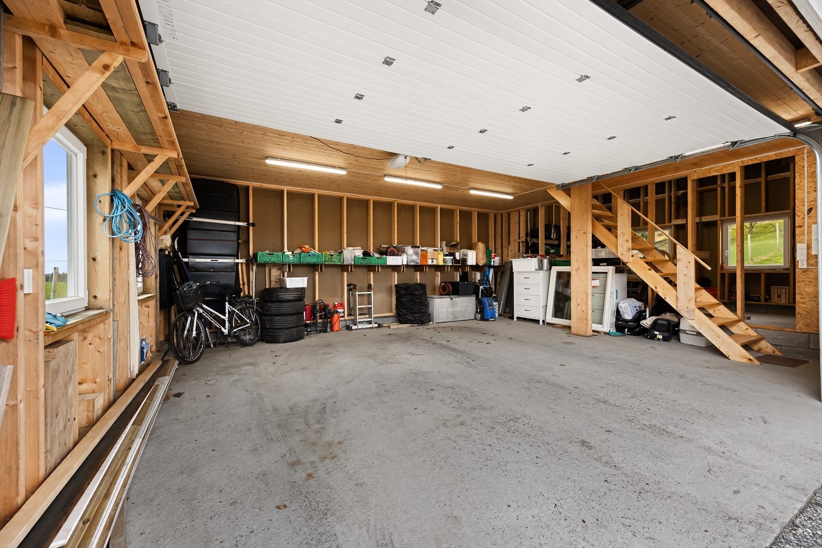 Garasje med rikelig plass til oppbevaring. Galleribilde
