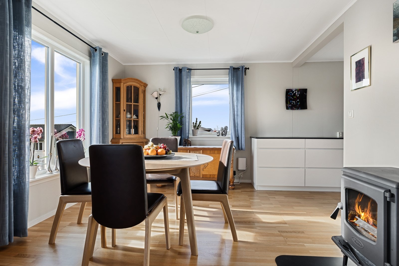 God plass til spiseplass mellom stue og kjøkken. Ny vedovn fra 2016. Galleribilde