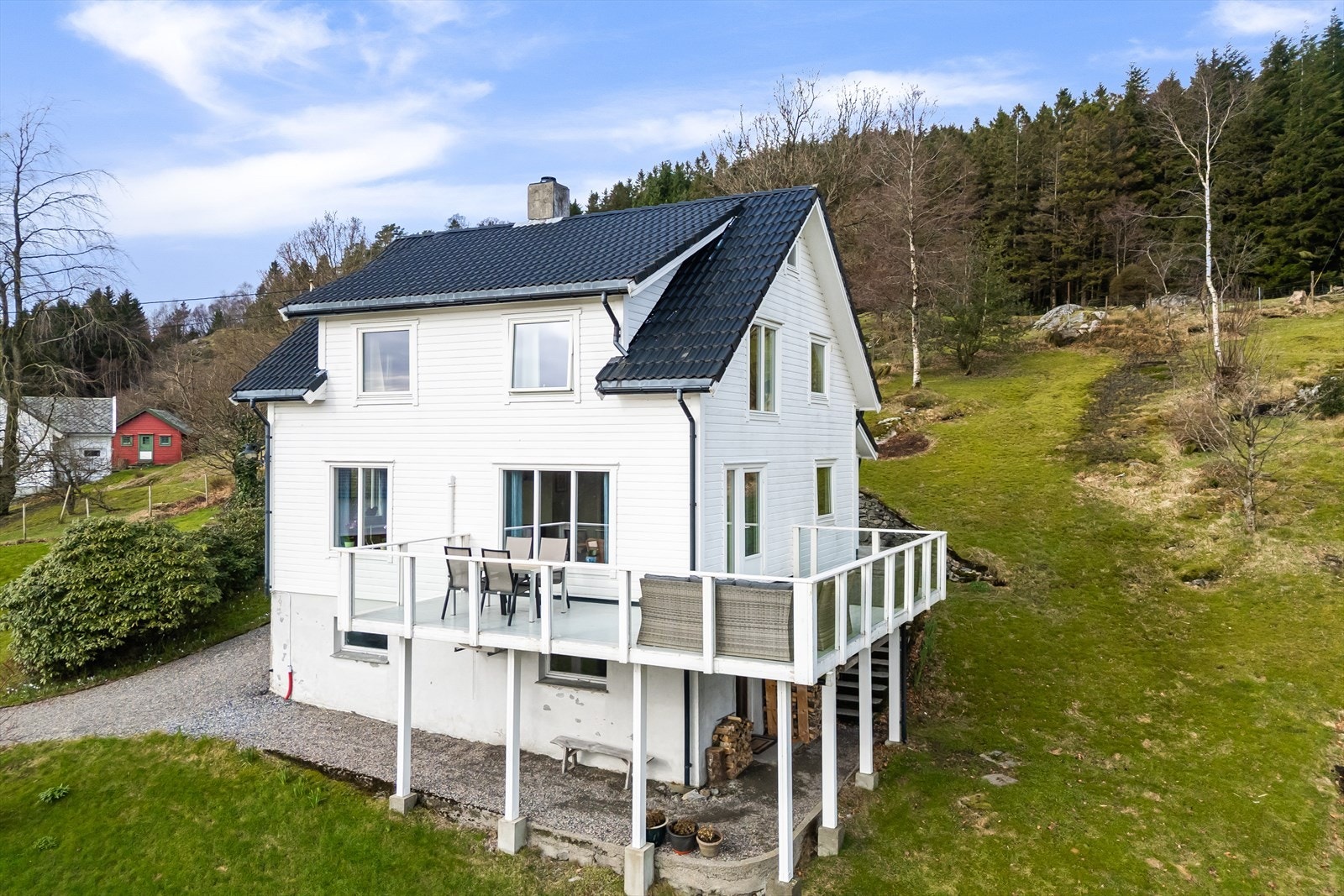 Boligen er en eldre enebolig som er jevnlig oppgradert og har en god standard. Galleribilde