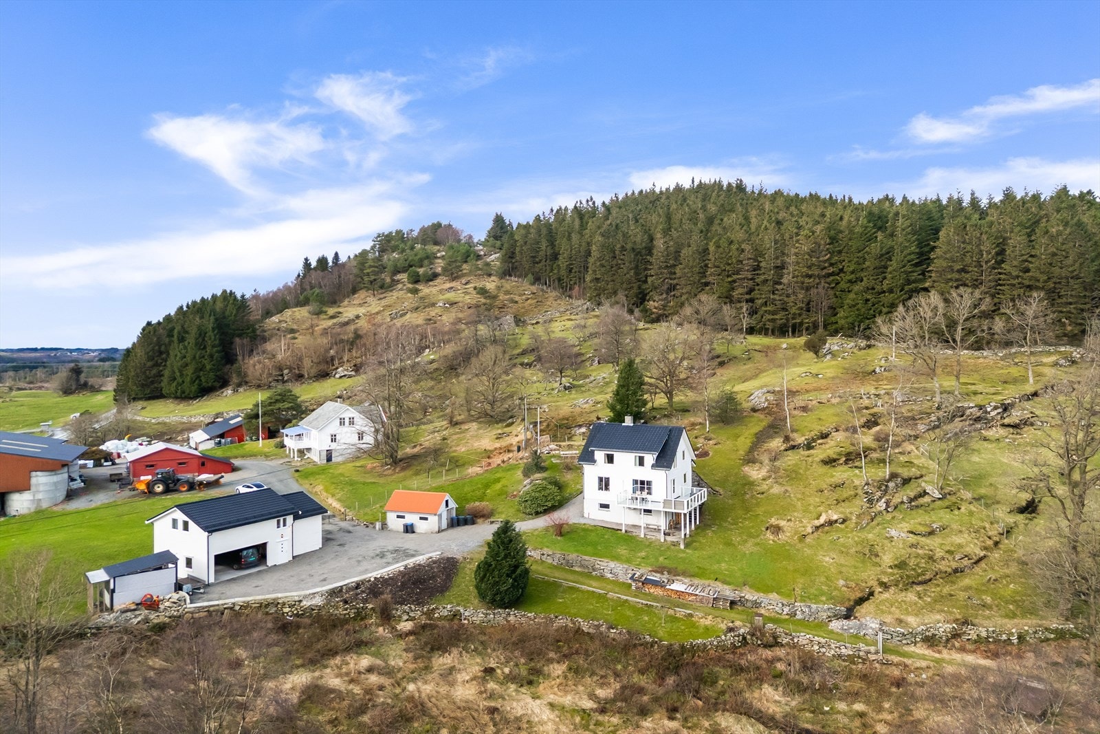 Eiendommen ligger fint og usjenert til på Hellestveit nær Mongstad i landlige omgivelser. Galleribilde