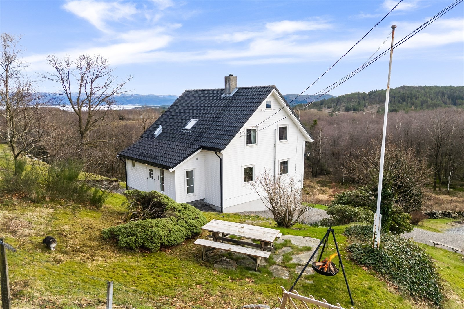 Tomten er pent opparbeidet med plen, prydbusker, beplantninger og gruset innkjørsel. her har man en nydelig utsikt over nærområdet. Galleribilde